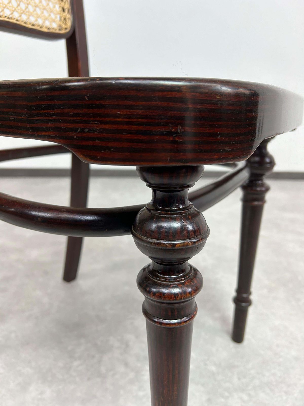 photo furniture Set Of 4 Bentwood Dining Room Chairs By Thonet