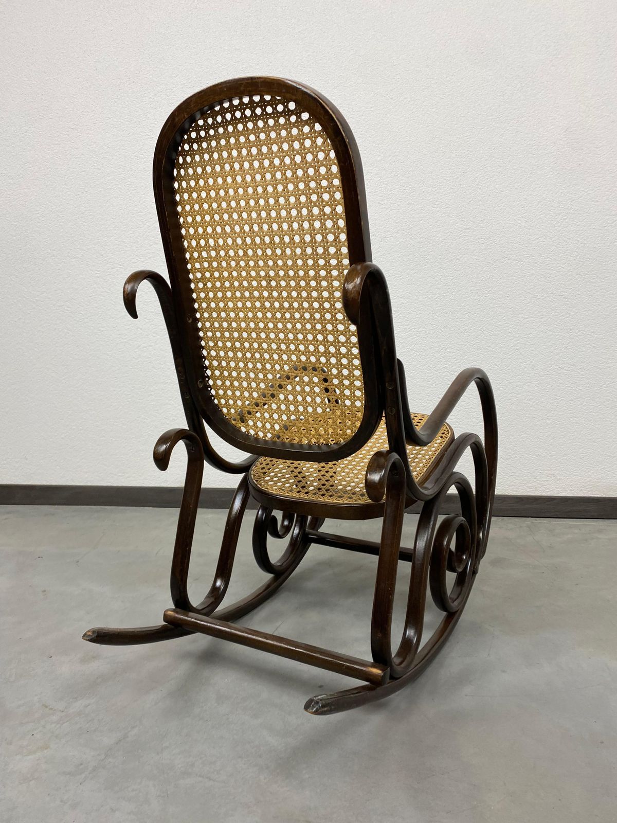 Small Thonet Rocking Chair No.10 For Children photo 1283.0