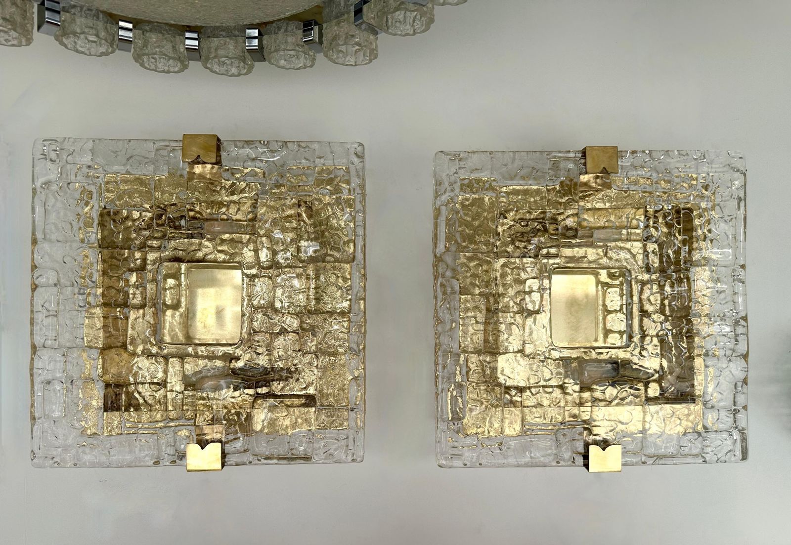 Contemporary Pair Of Sconces Brass And Murano Glass Textured Blade, Italy photo for sale