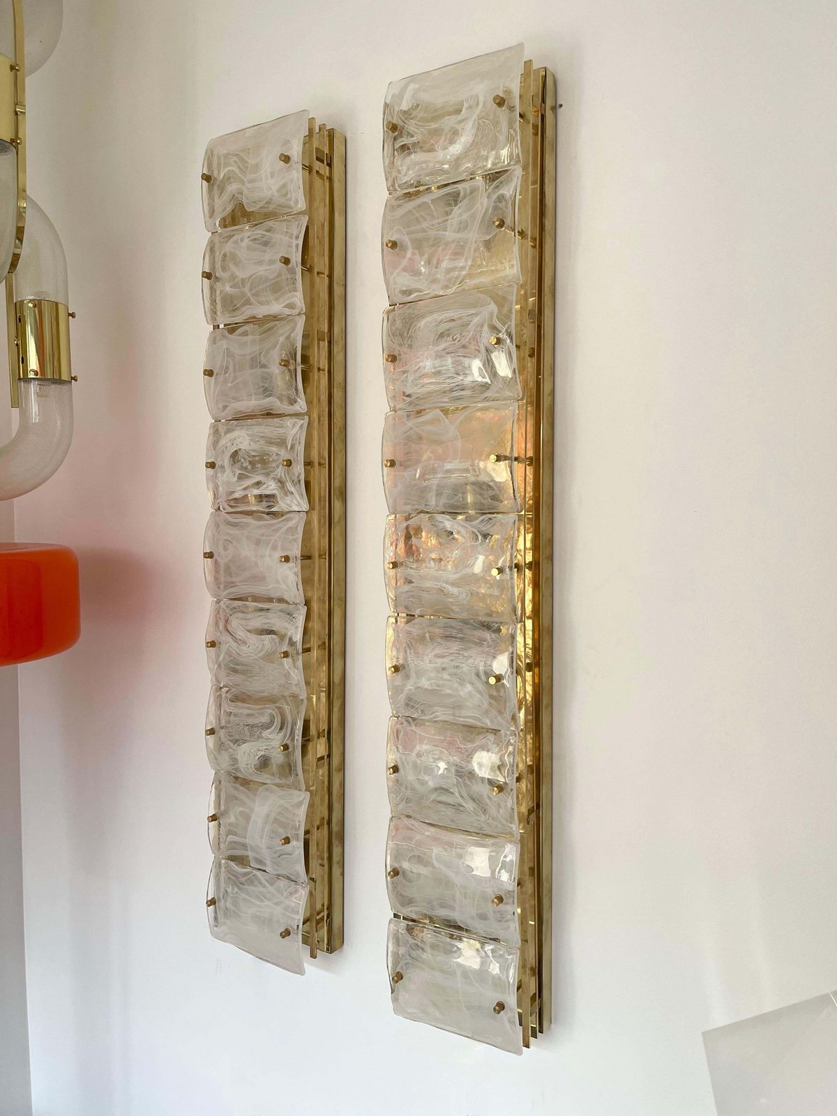 photo vinterior Large Contemporary Pair Of Brass And White Penerello Murano Glass Sconces, Italy