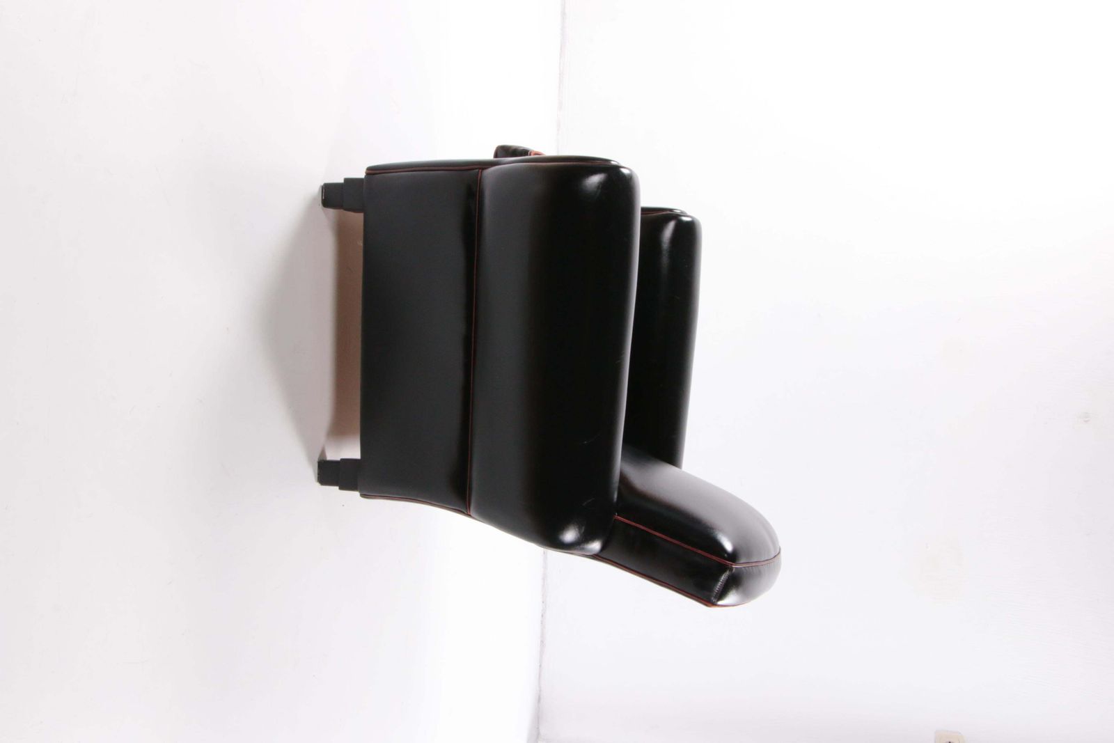 Very Comfortable And Beautiful Leather Armchair From La Lounge Atelier photo 1326.0