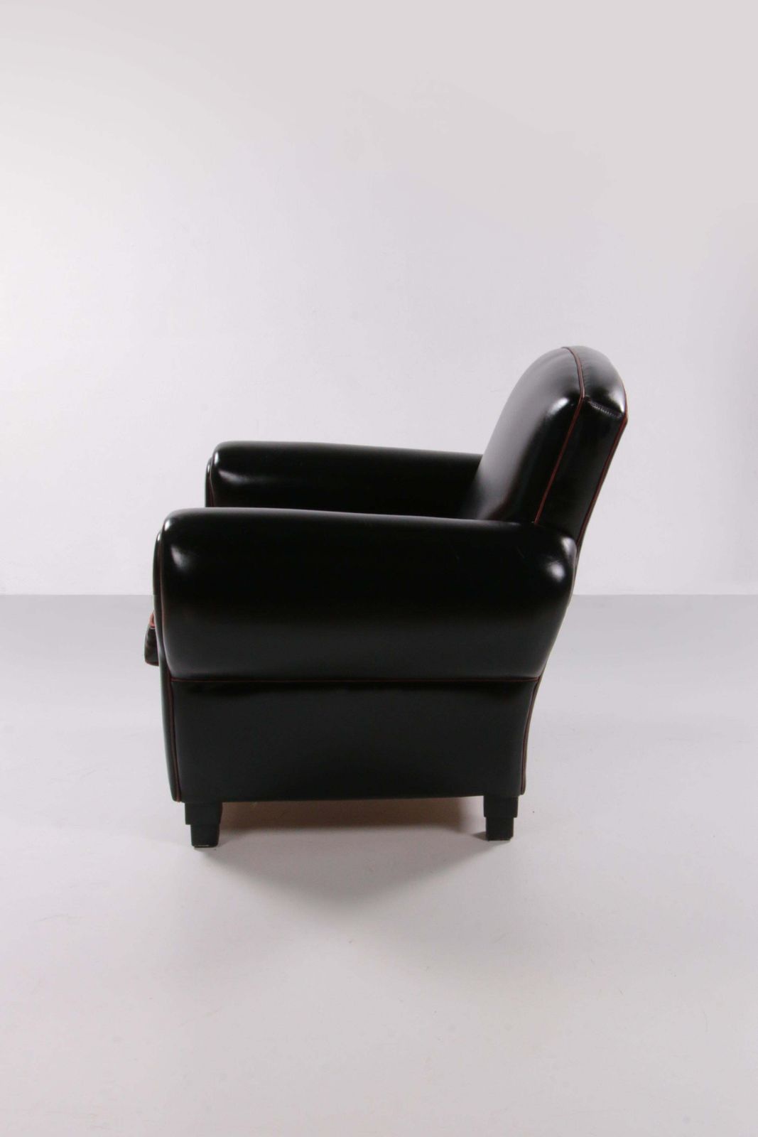 Very Comfortable And Beautiful Leather Armchair From La Lounge Atelier photo vinterior