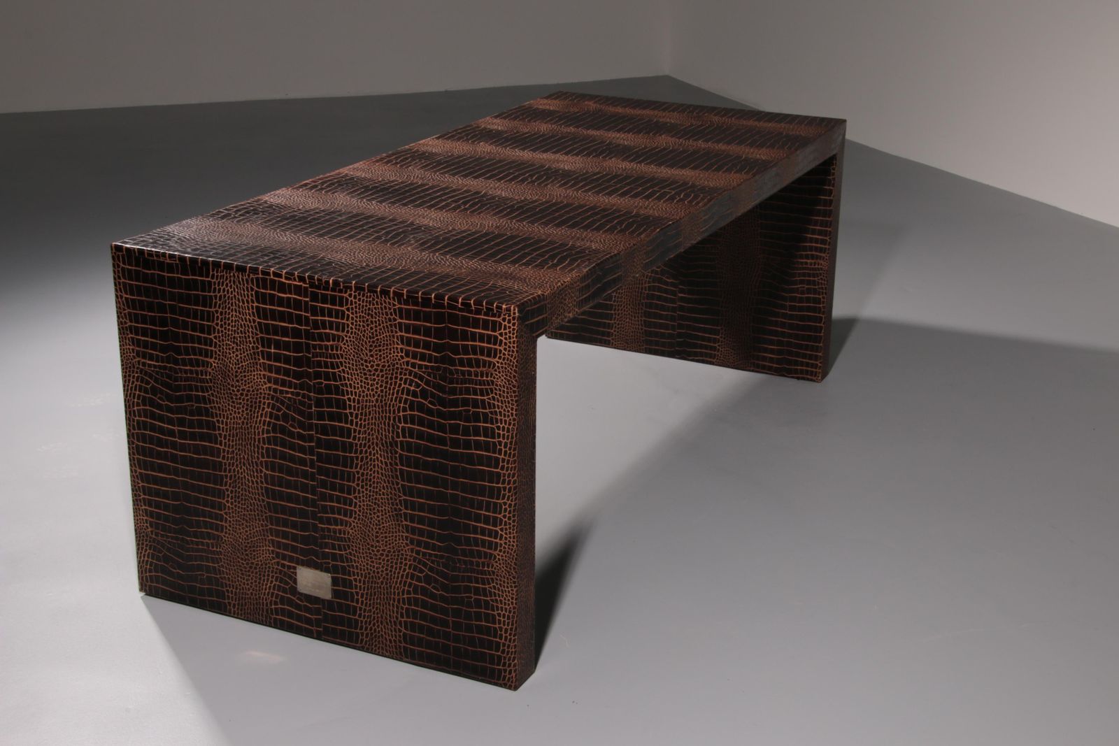 photo vinterior Philipp Plein Office Brown Desk In Split Leather With A Crocodile Skin Effect