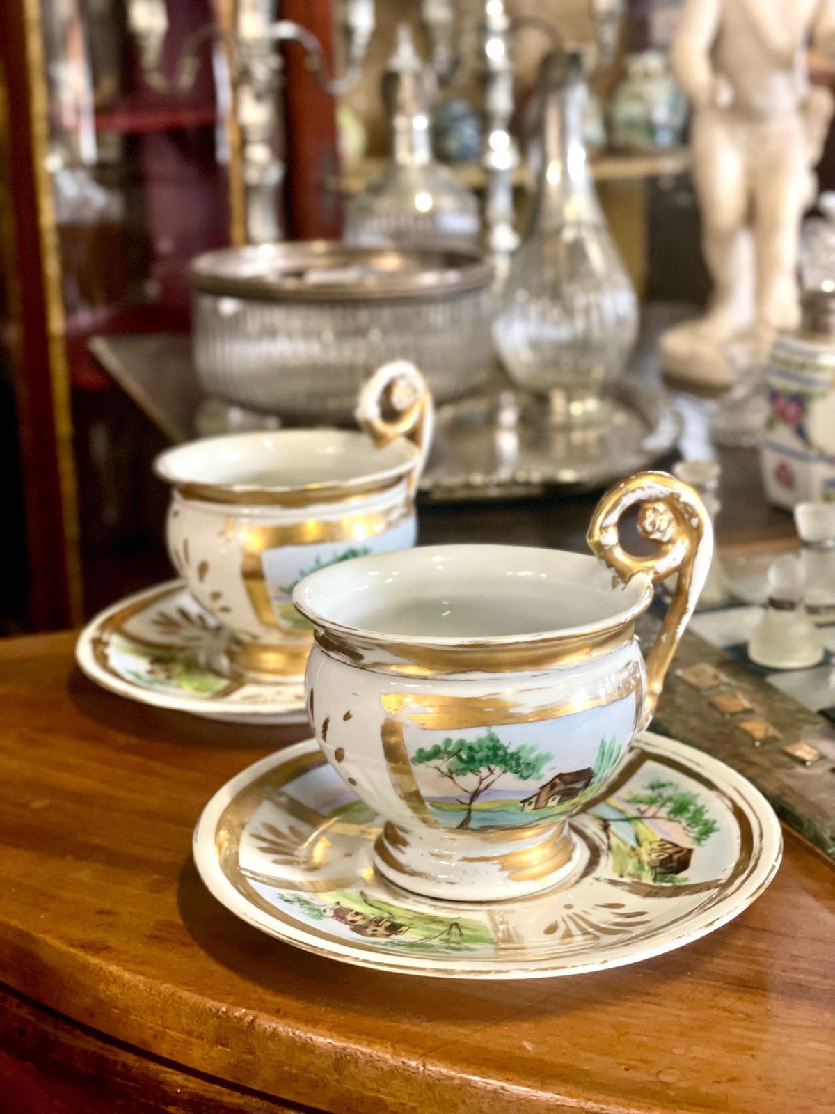 photo furniture 19th Century Pair Of 'Porcelain De Paris' Cups And Saucers