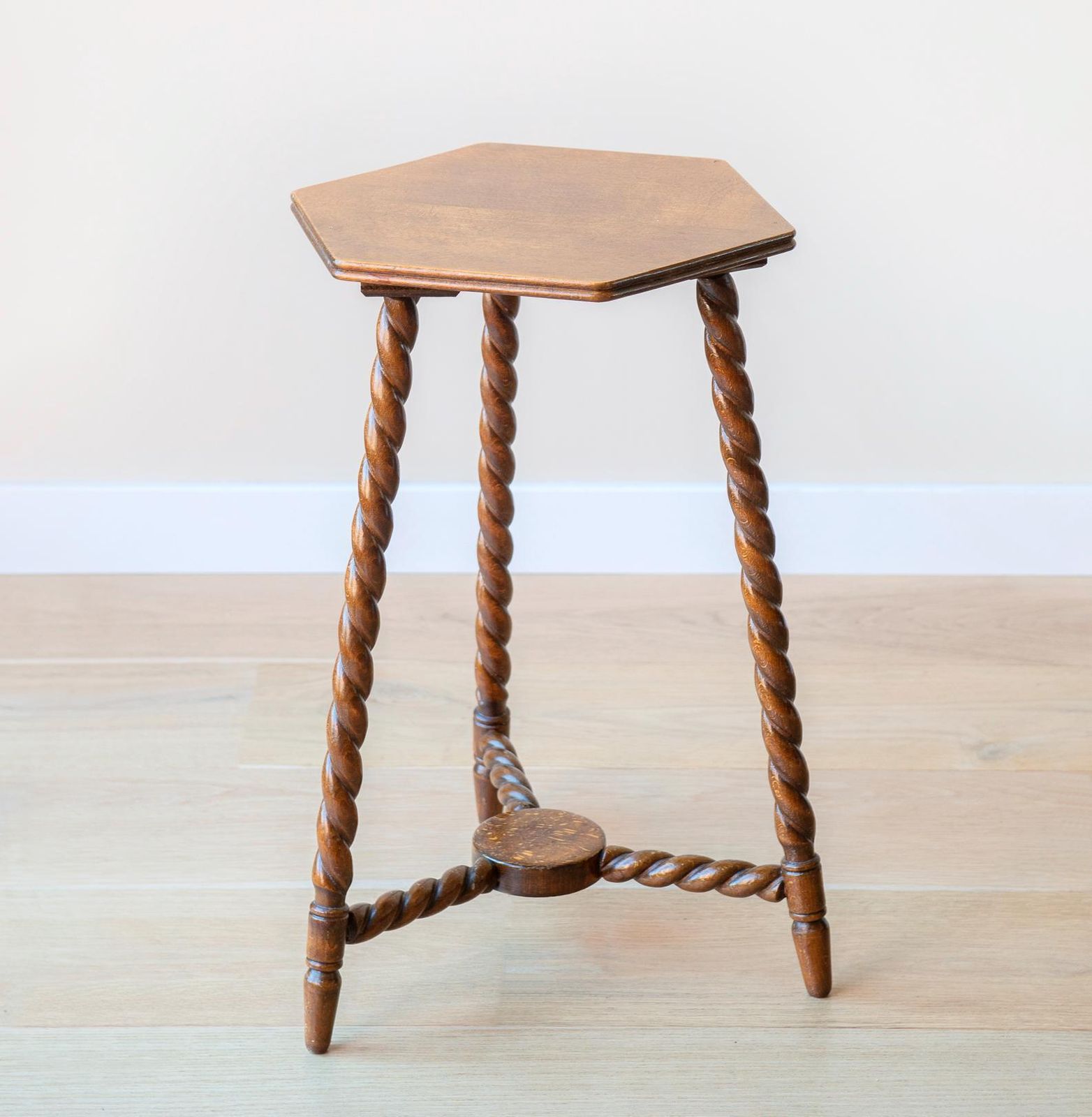 Donkerbruin Bijzettafeltje Met Gedraaide Poten, Antieke Barley Twist Tafel, Zeshoekig Plantenstandaard, Rustieke Boerenkruk, Landelijke Woondecoratie