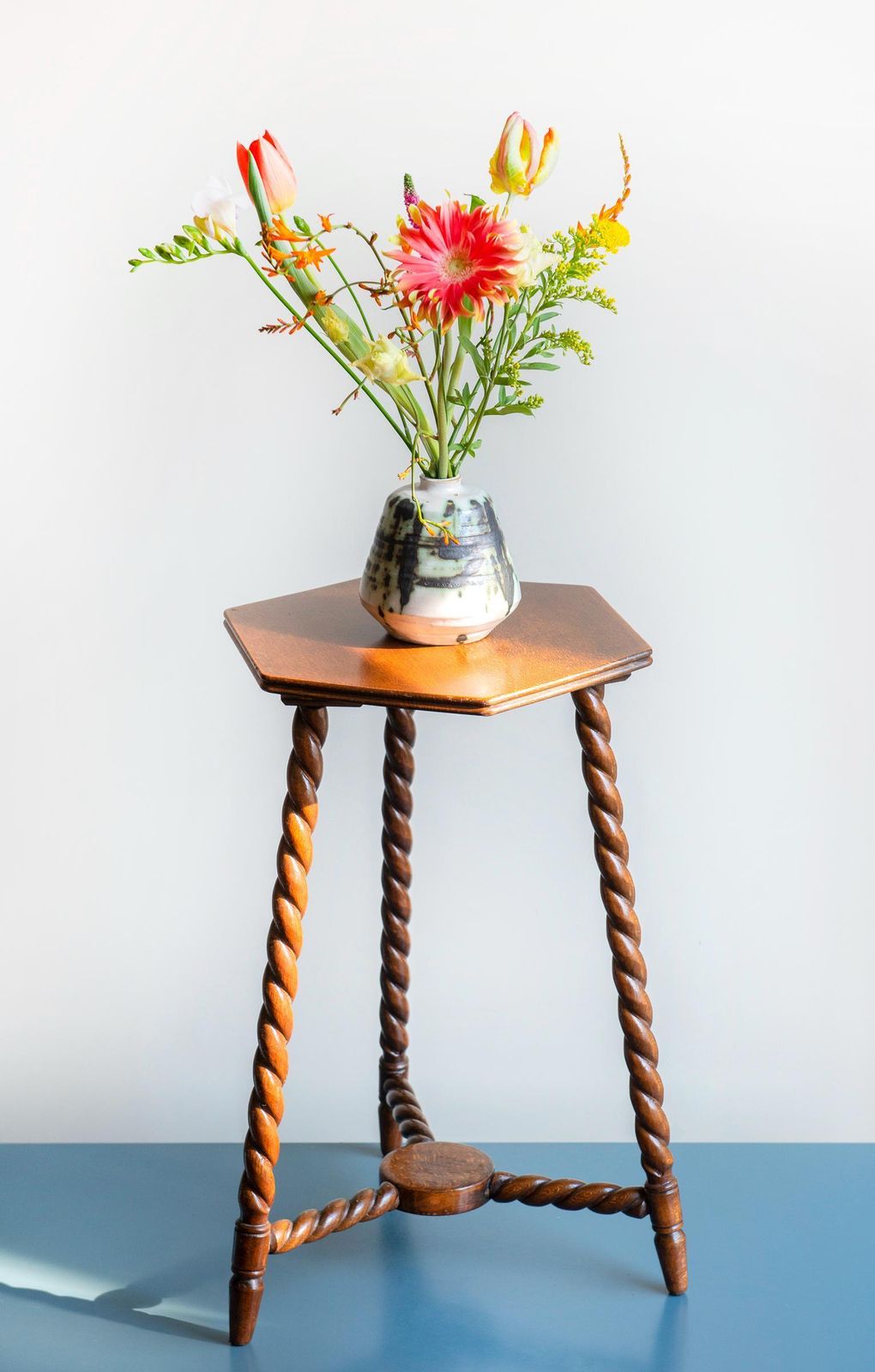 Table d'appoint brun foncé à pieds tournés, table d'époque à torsades, présentoir hexagonal pour plantes, tabouret rustique de ferme, décoration campagne photo furniture
