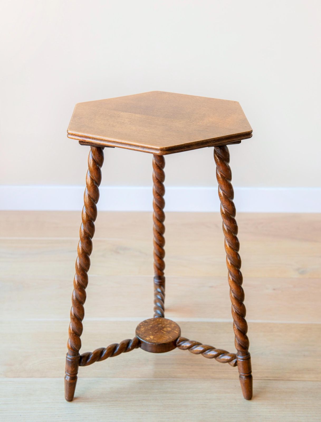 Table d'appoint brun foncé à pieds tournés, table d'époque à torsades, présentoir hexagonal pour plantes, tabouret rustique de ferme, décoration campagne photo 325.0