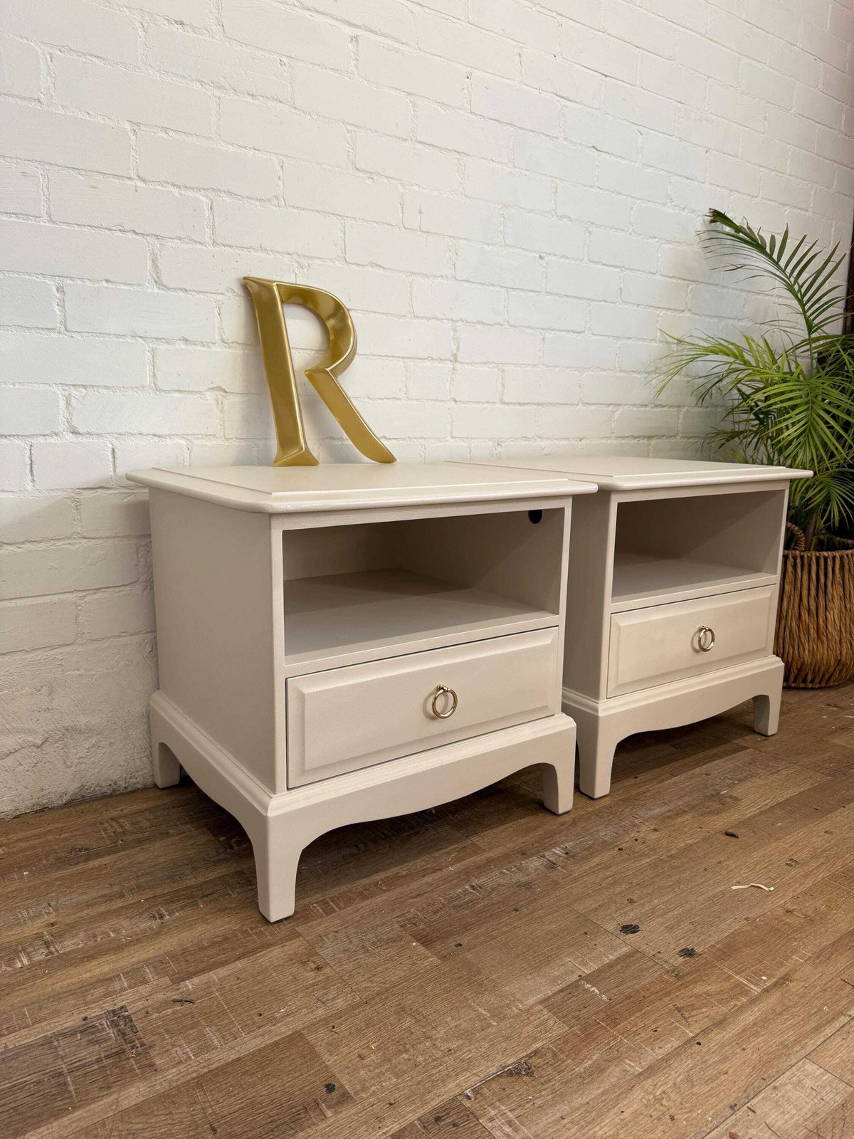 Stag Minstrel Pair Of ‘ Cubby’ Bedsides, Nightstands Professionally Painted In Joa’s White Farrow & Ball photo for sale