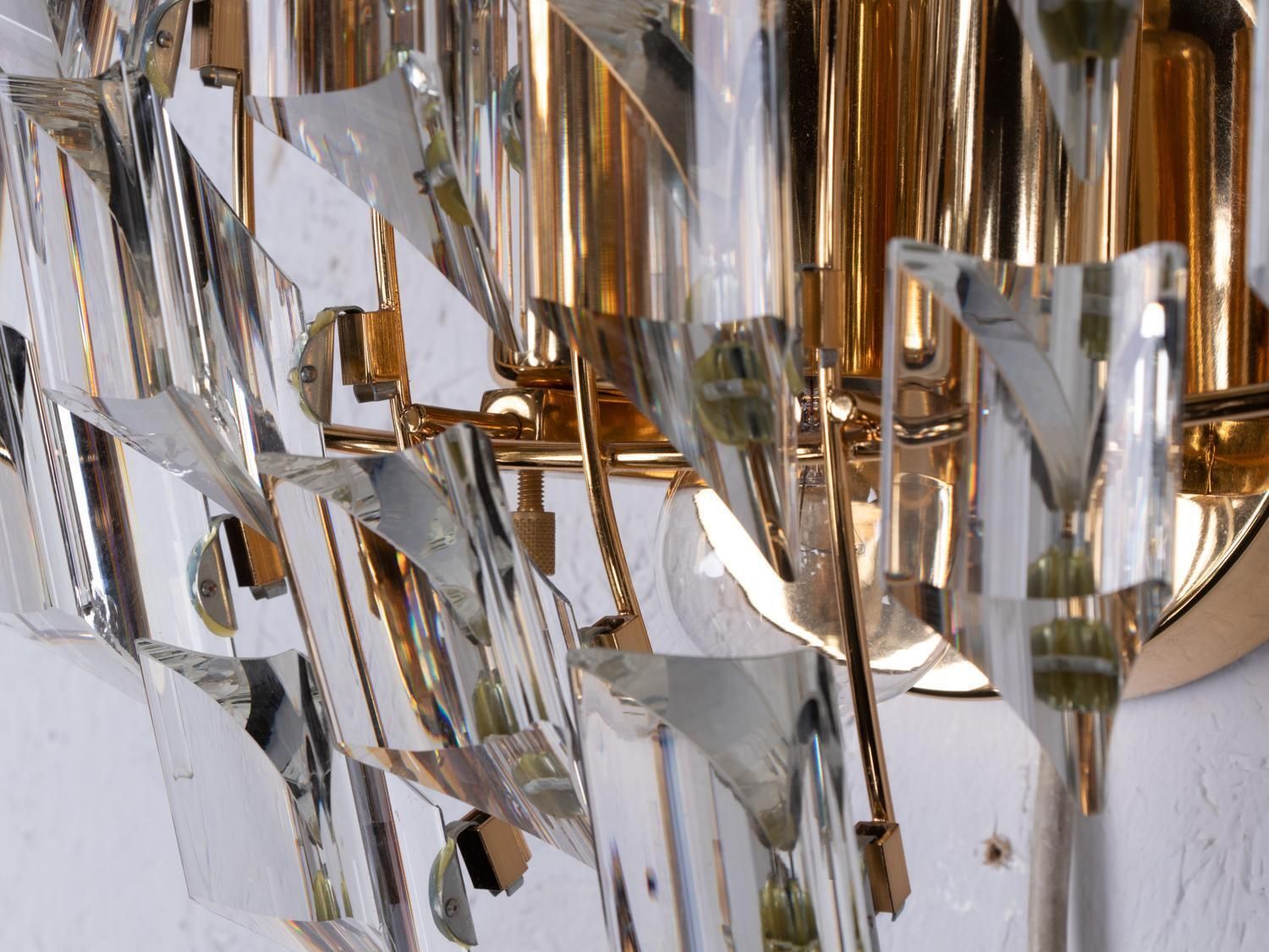 Pair Of Crystal & Gold Plated Wall Lights By Oscar Torlasco For Stilkronen 1970s photo for sale