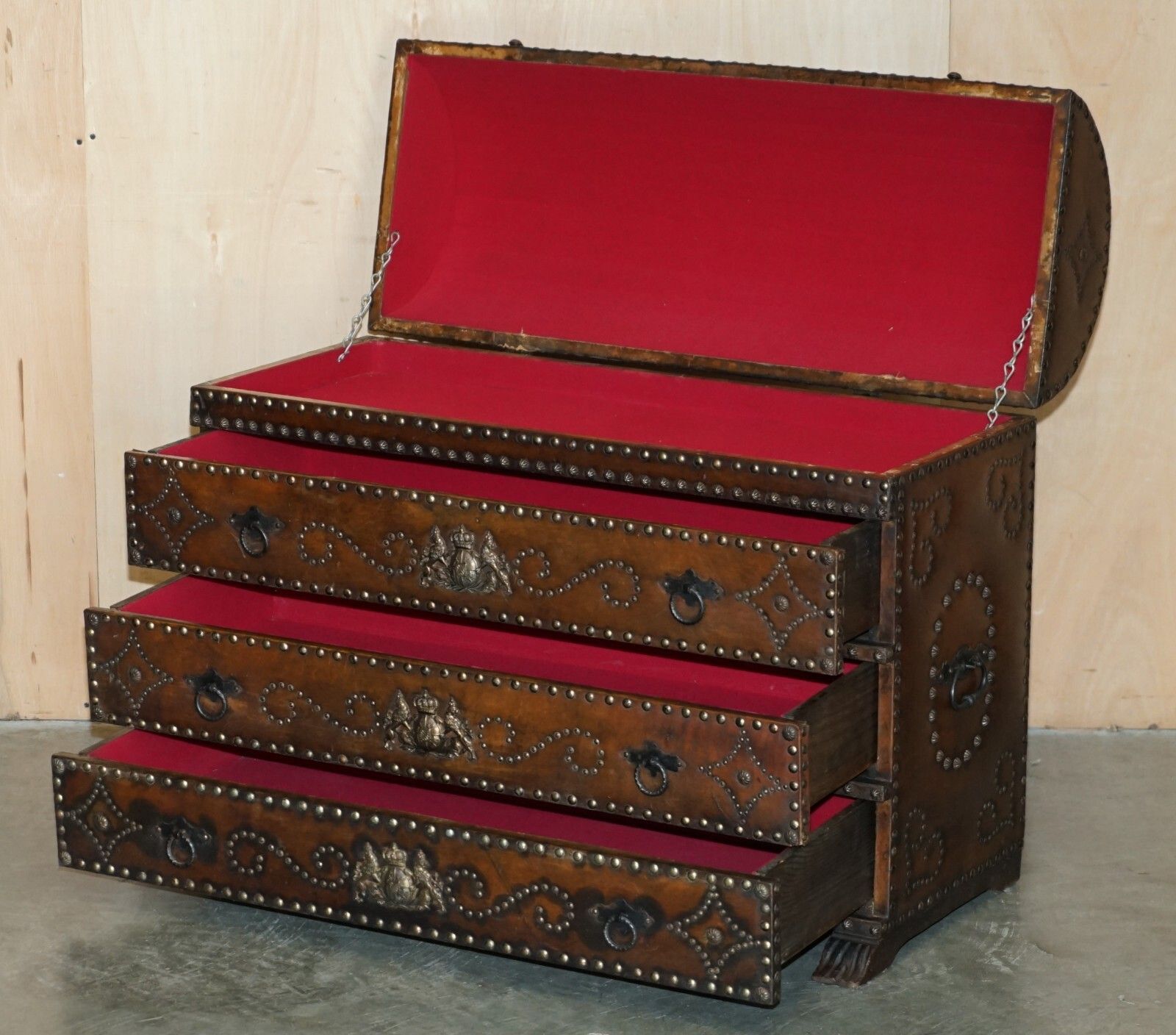 photo vintage Antique Spanish Leather Domed Top Armorial Crest Coat Of Arms Chest Of Drawers