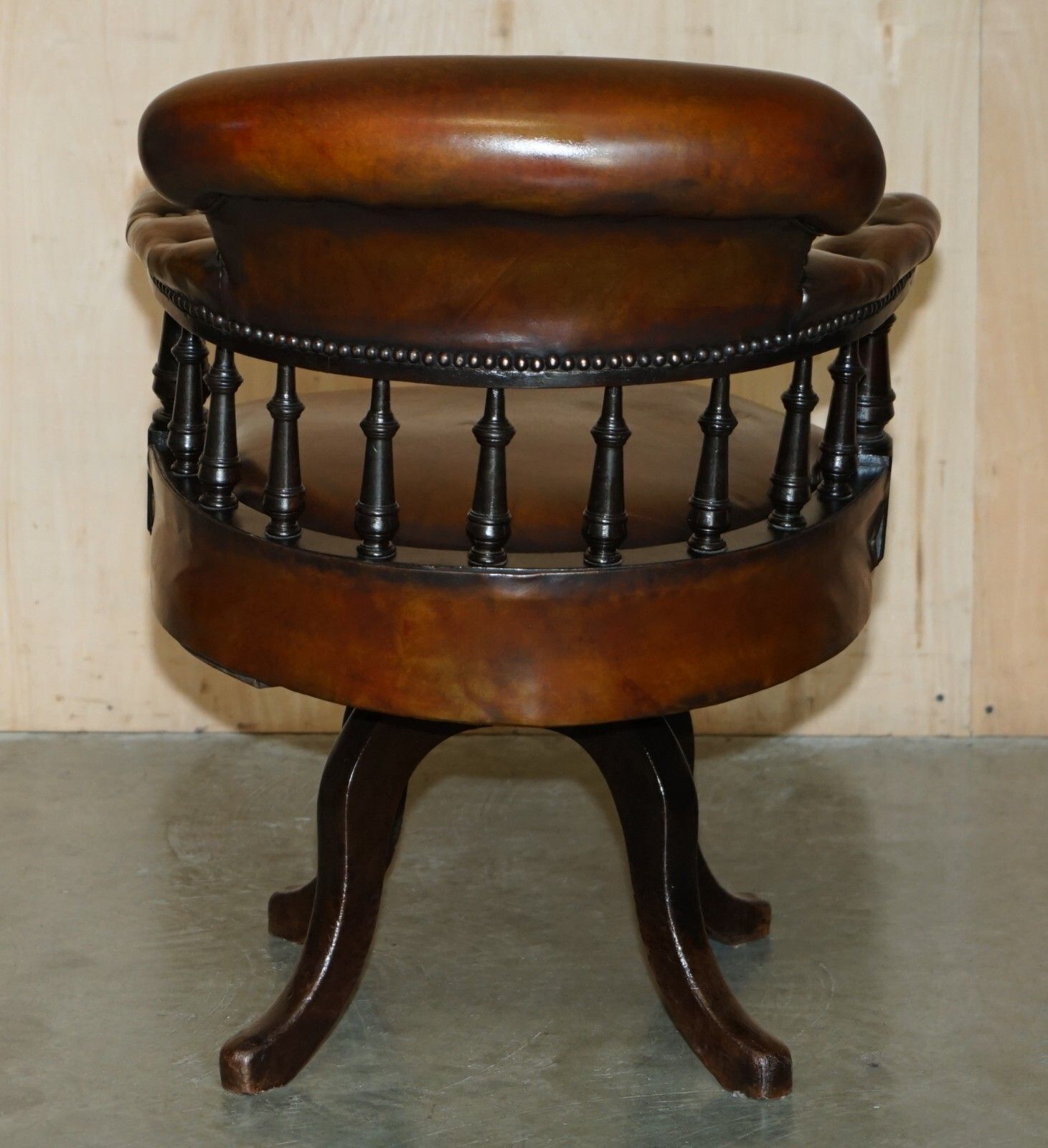 photo vinterior Antique Victorian Fully Restored Brown Leather Chesterfield Captains Chair