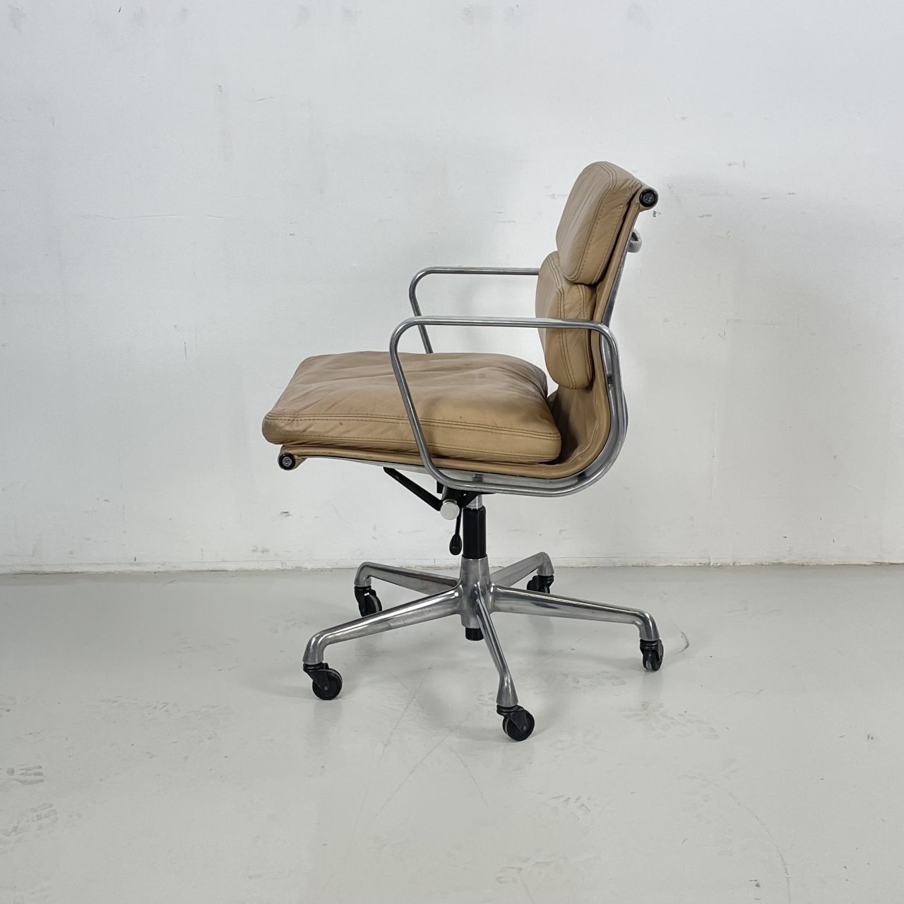 Eames Herman Miller Light Brown Camel Leather Soft Pad Group photo vinterior