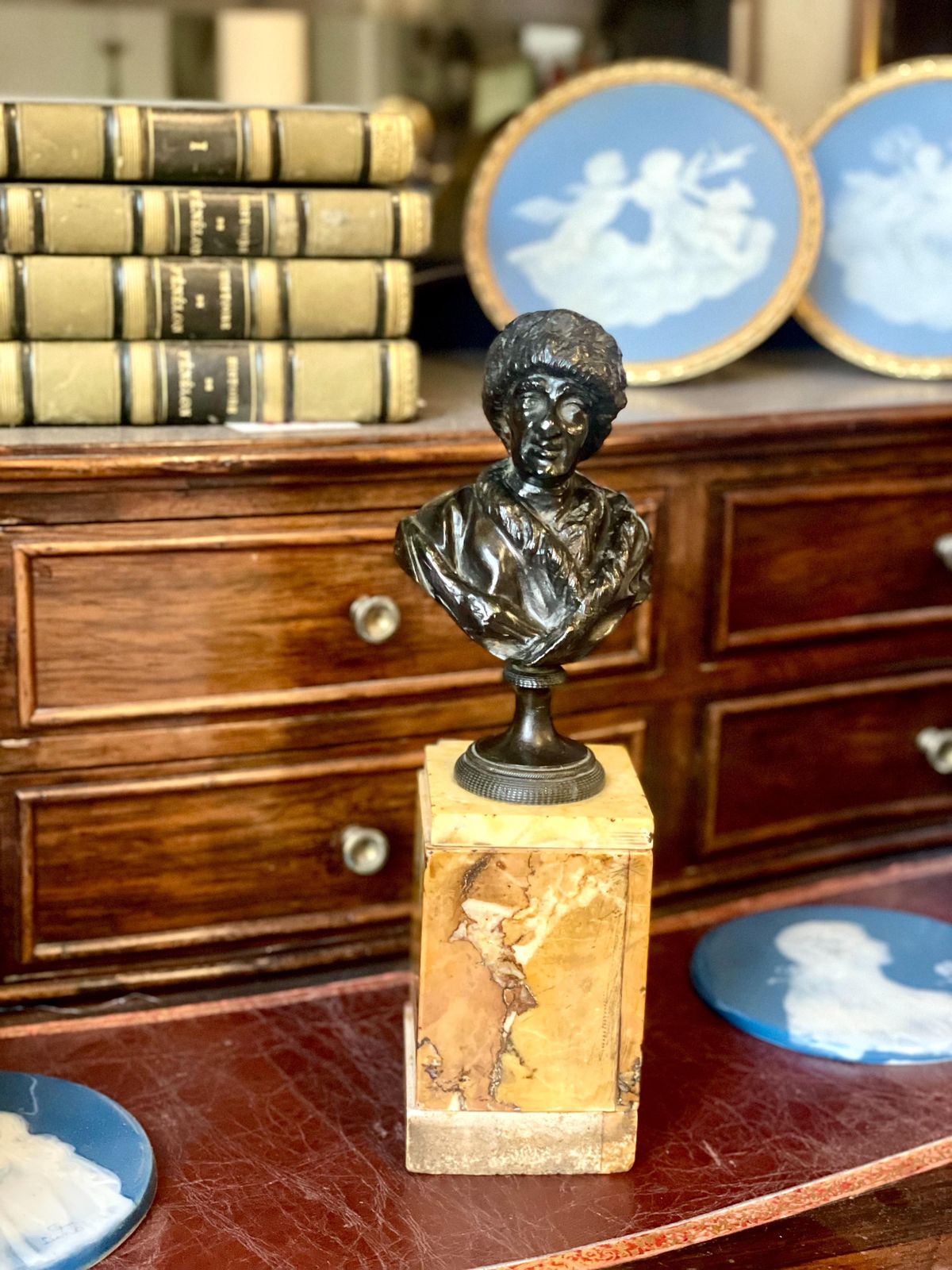 photo vinterior 19th Century Petite Bronze Bust Of Jean Jacques Rousseau On A Siena Marble