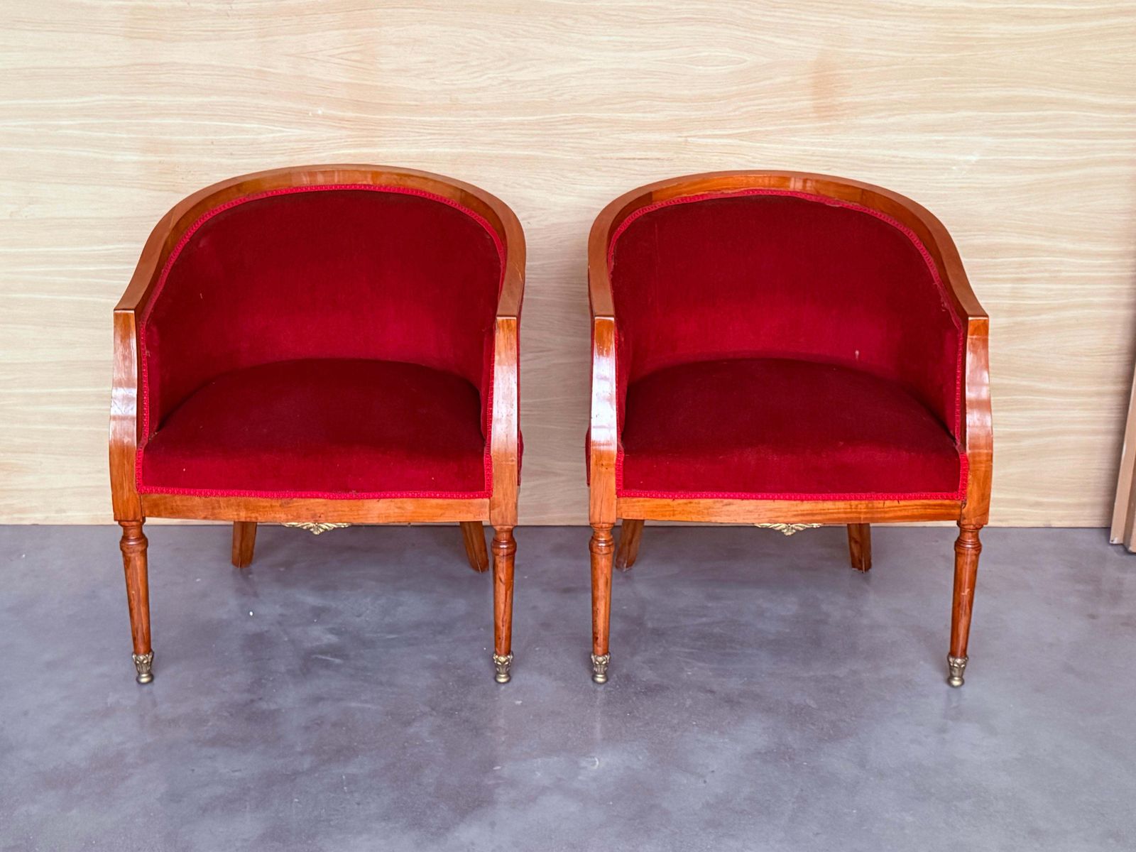 Fauteuils club français en velours rouge photo for sale