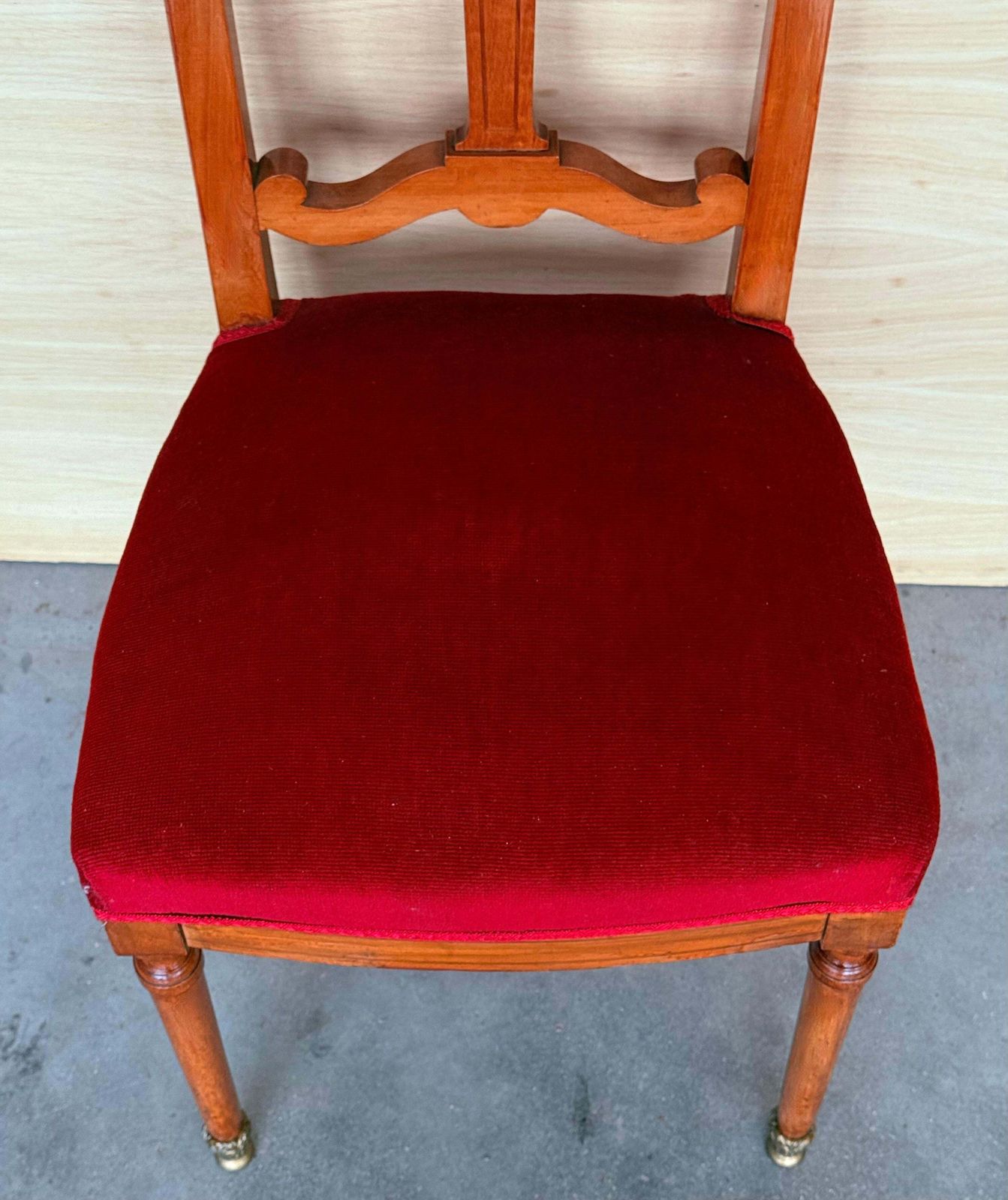 photo furniture Antique Late Victorian Oak Ladderback Dining Side Chair With Red Velvet Seat