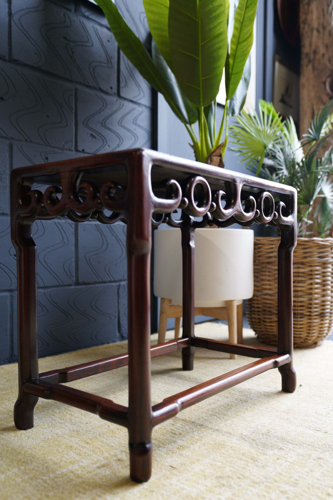 Elegant Hand Carved Rosewood Chinese Side Table – Timeless Oriental Craftsmanship photo vintage