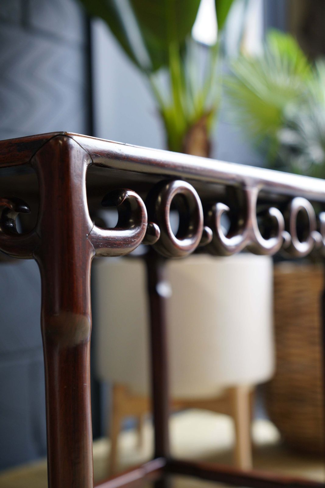 photo furniture Elegant Hand Carved Rosewood Chinese Side Table – Timeless Oriental Craftsmanship