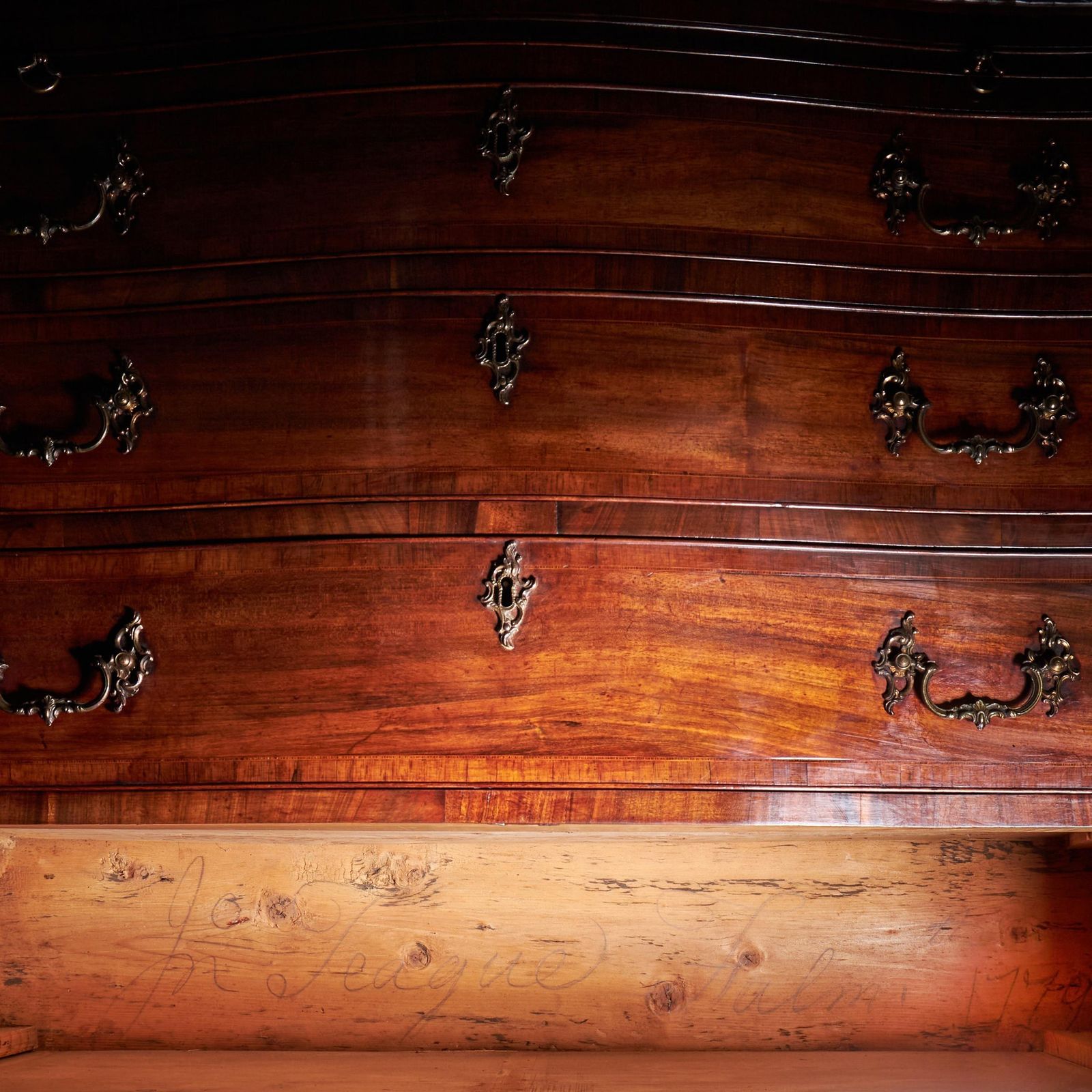 15900.0 Important 18th Century Goncalo Alves Serpentine Chest Signed J N Teague 1779 photo