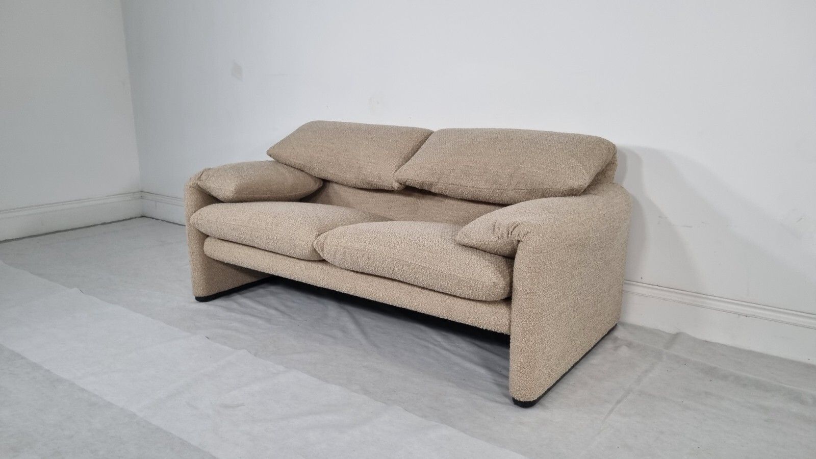 Cassina Maralunga 2 Seater In Honey Boucle In Excellent Condition photo 2940.0