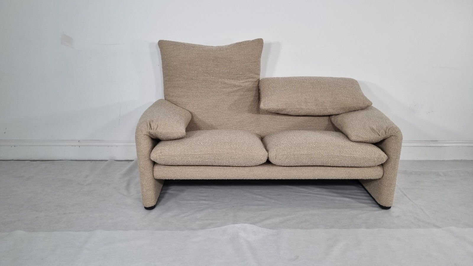 photo furniture Cassina Maralunga 2 Seater In Honey Boucle In Excellent Condition