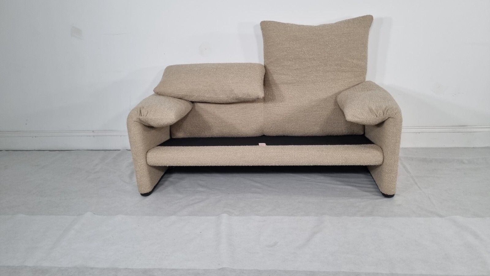 photo vinterior Cassina Maralunga 2 Seater In Honey Boucle In Excellent Condition