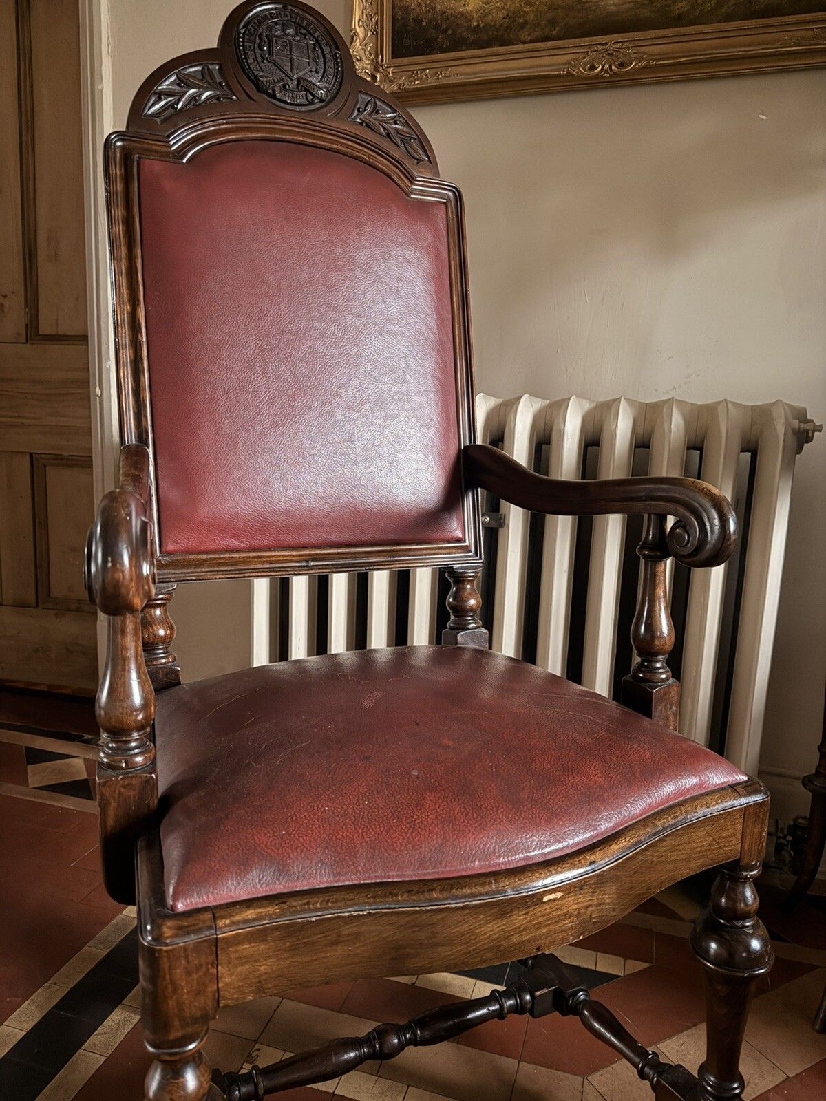 photo furniture High Quality Antique Walnut Red Burgandy Leather Armchair Chair Circa 1900