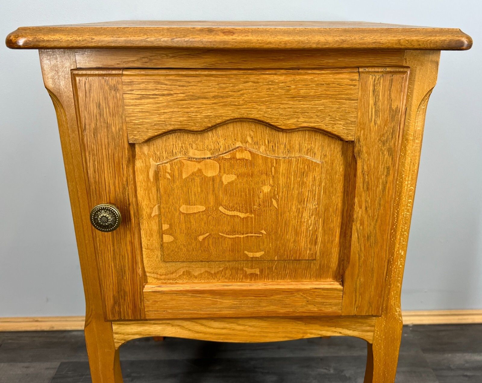 Vintage French Bedside Cabinet Louis XV Nightstand Bedside  Table – Lot 3728 photo for sale