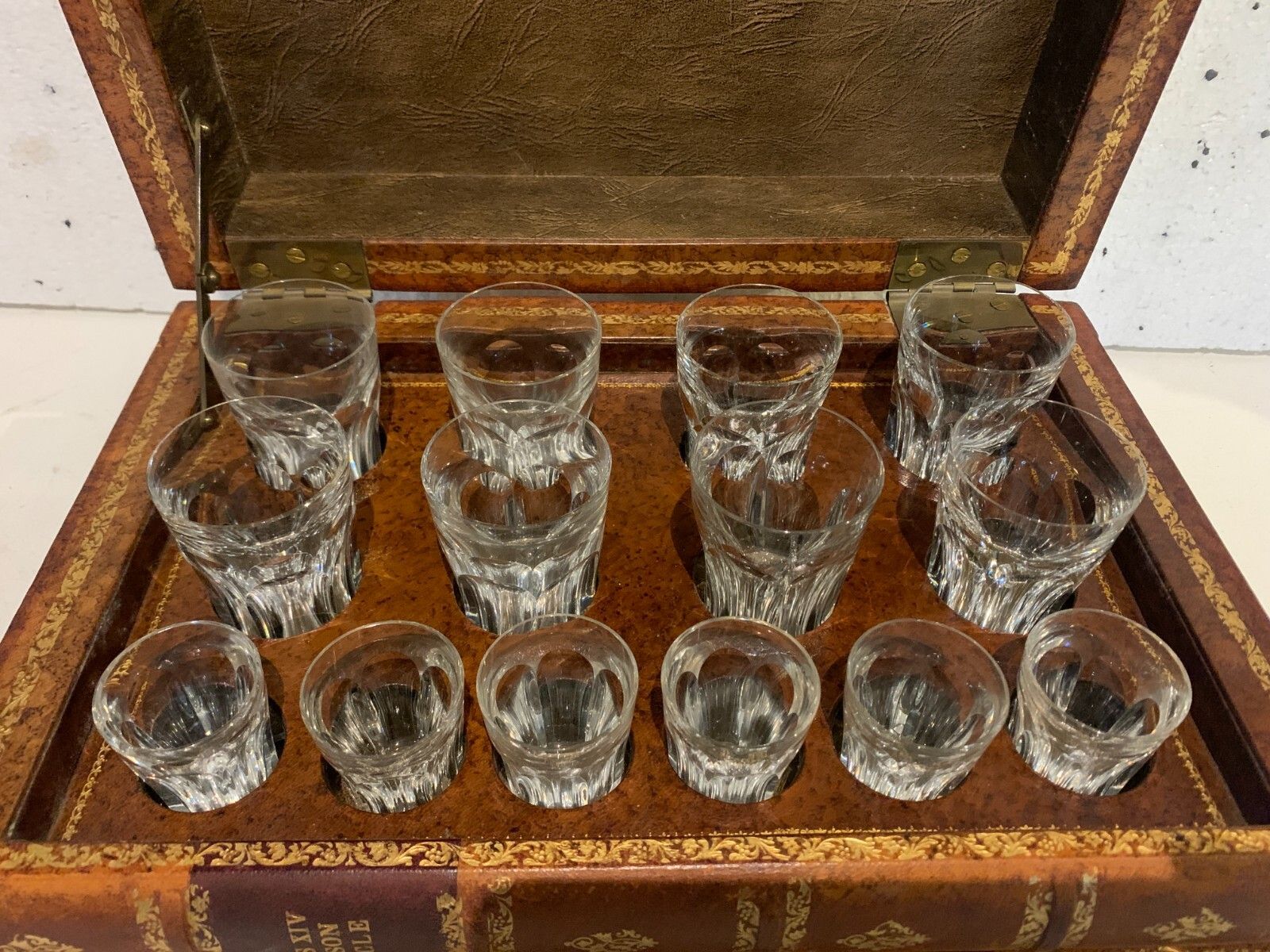 photo vinterior Liquor Cellar And Game Box In Fake Books 20th Century