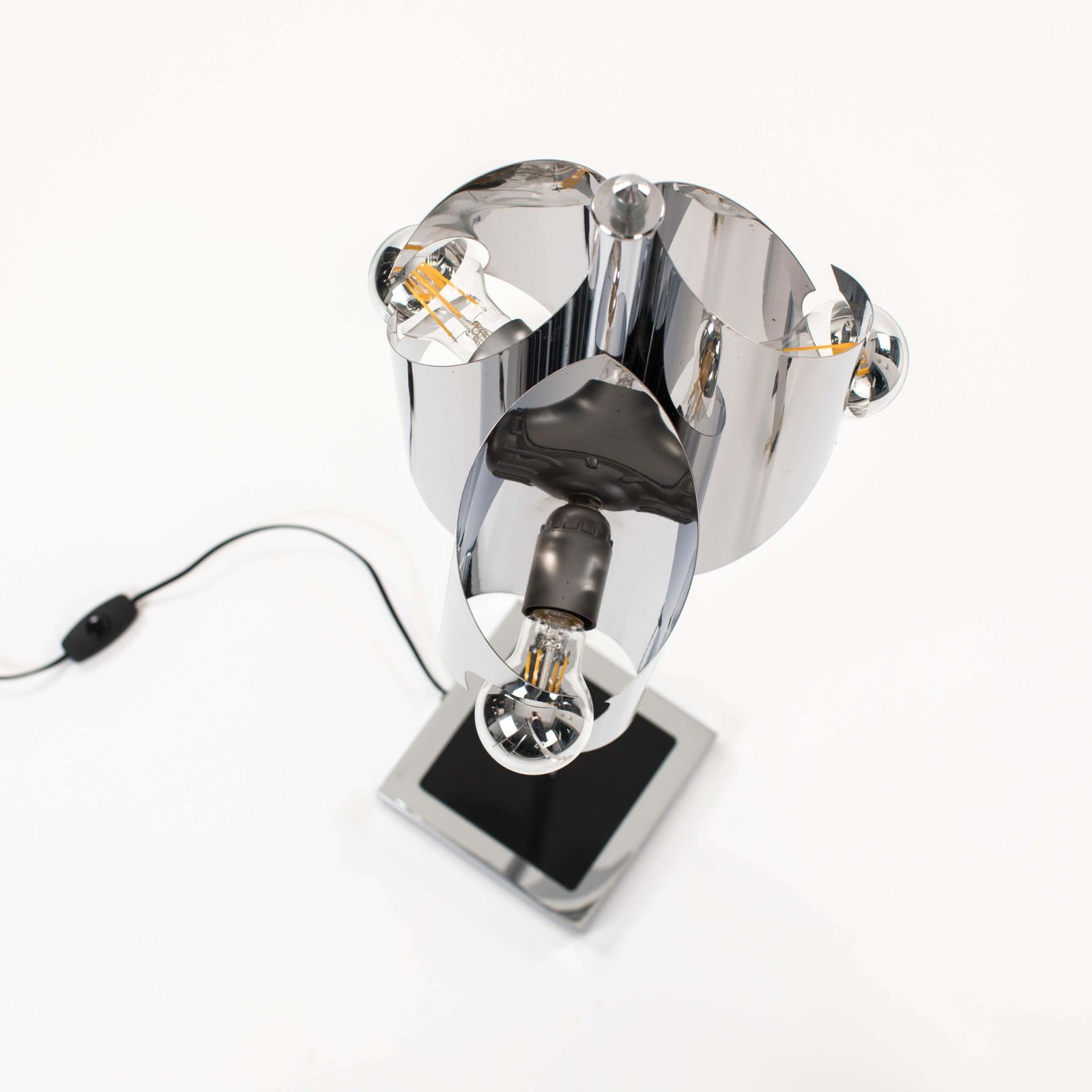 photo vinterior French Mid Century Minimalist Table Lamp In Clear, Polished, Chromed Lines 1970s