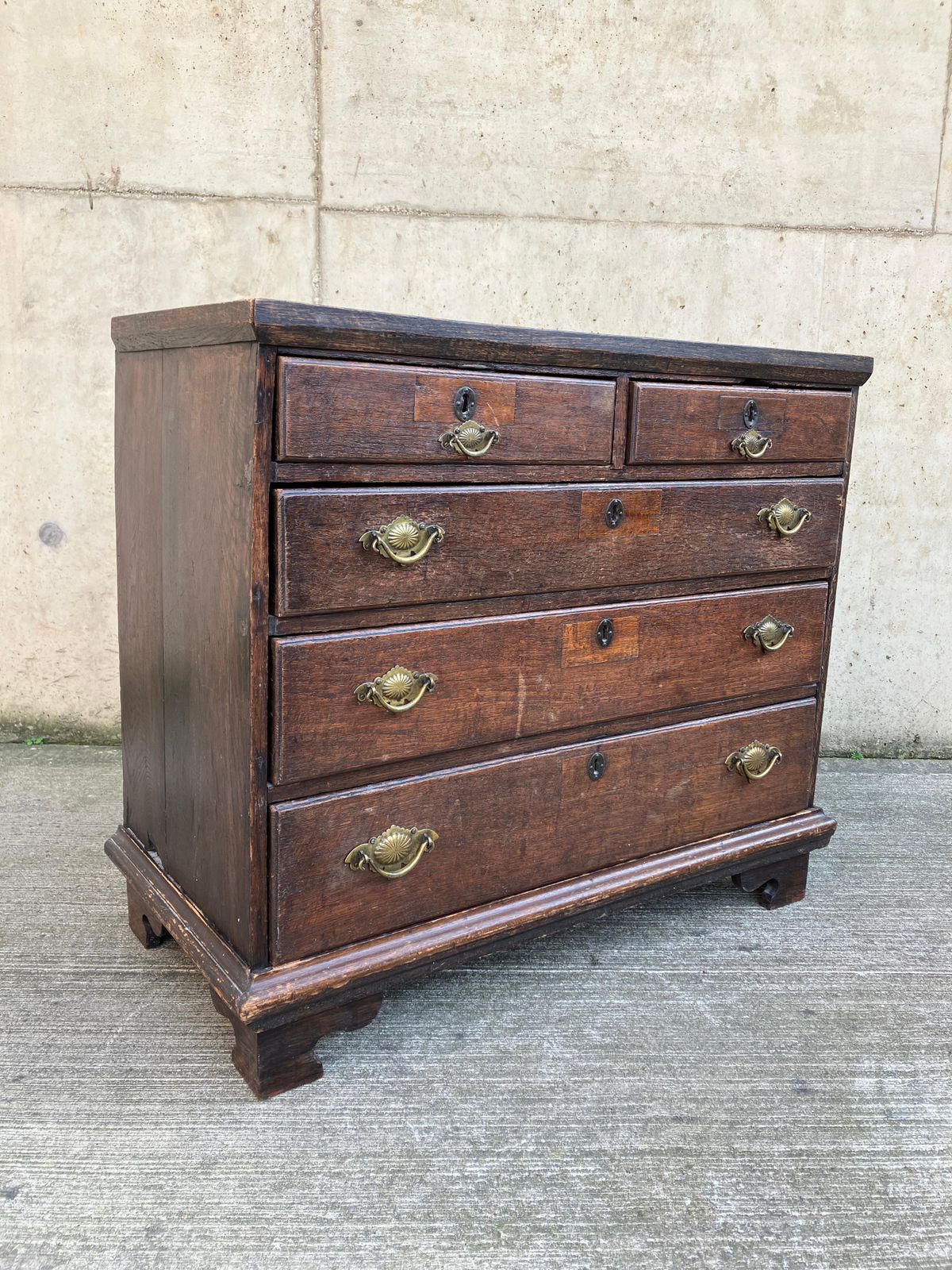photo vinterior English Antique Chest Of Drawers In Oak