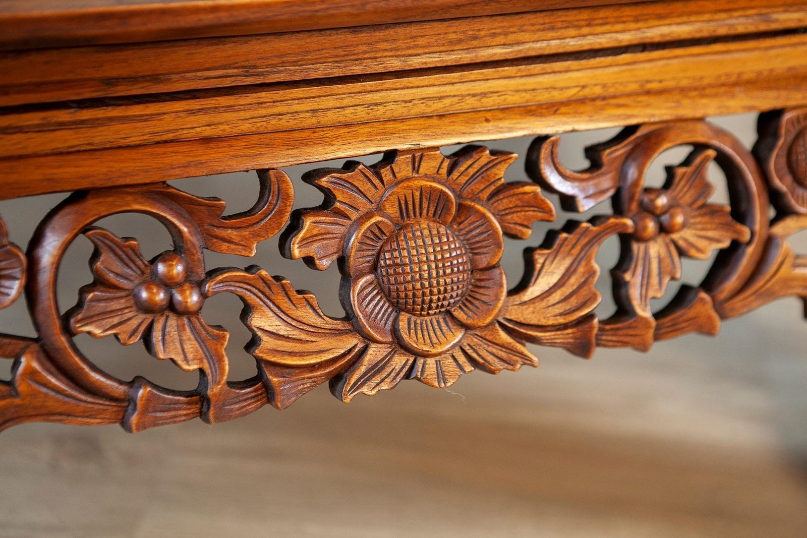 Mid 20th Century Oak Coffee Table With Carved Details Under The Tabletop photo vinterior