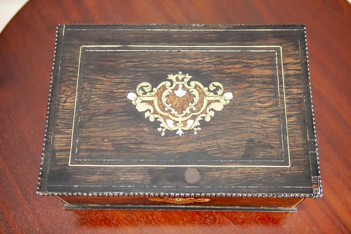 Richly Inlaid Portable Dressing Table From The 19th Century photo 516.0