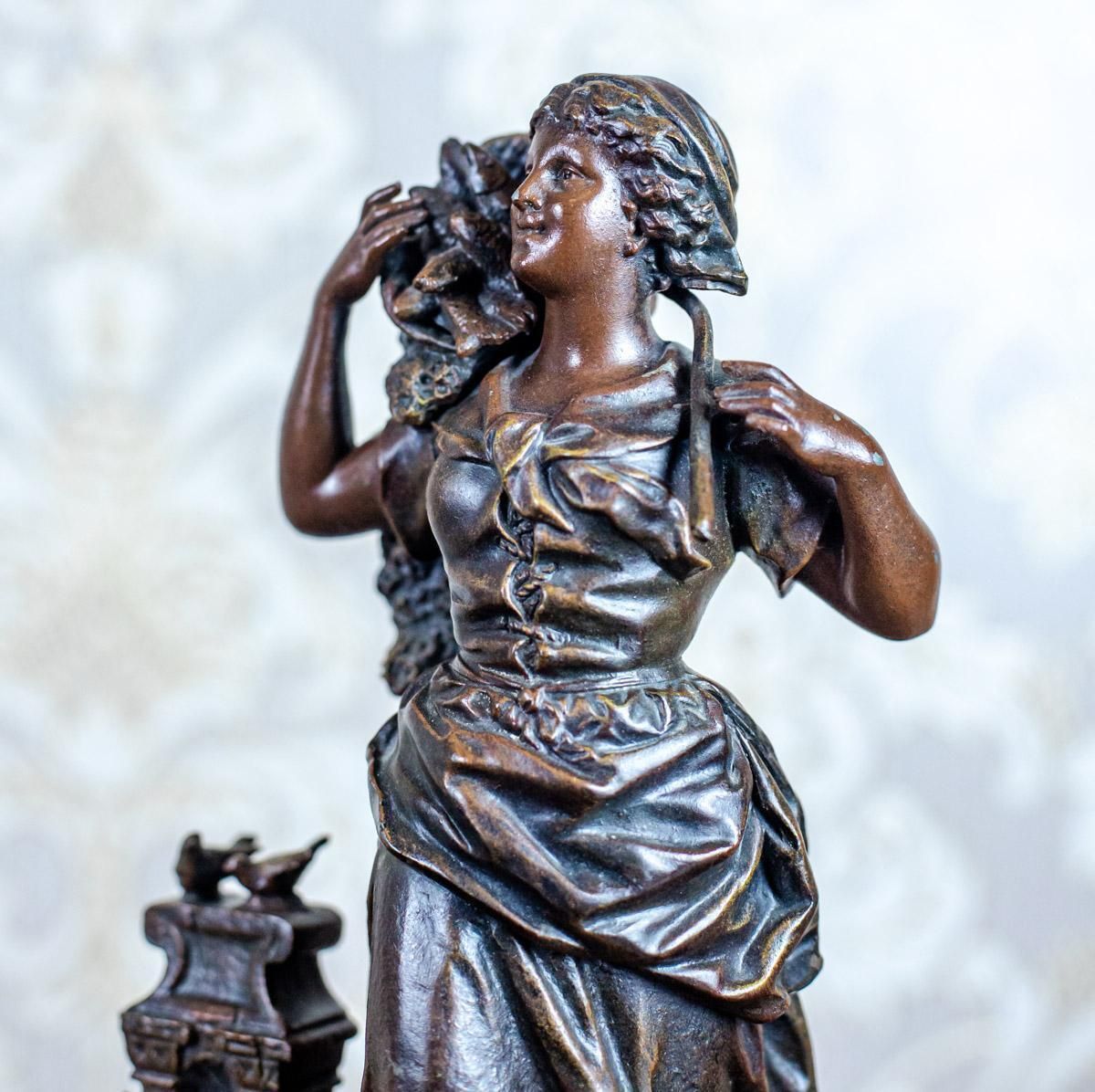 Figurine Of A Woman With A Basket Of Fish, E. Rancoulet photo vinterior