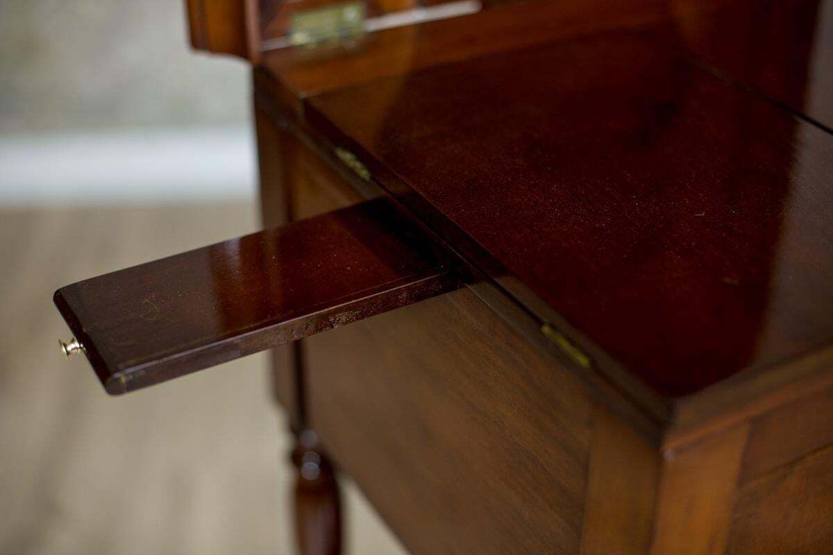 1600.0 Dresser / Desk / Dressing Table In Brown Venered With Mahogany, Circa 1860 photo