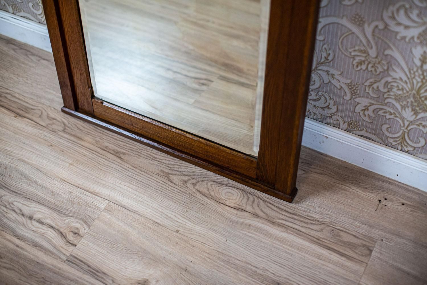 photo furniture Early 20th Century Floor Mirror In Light Brown Oak Frame