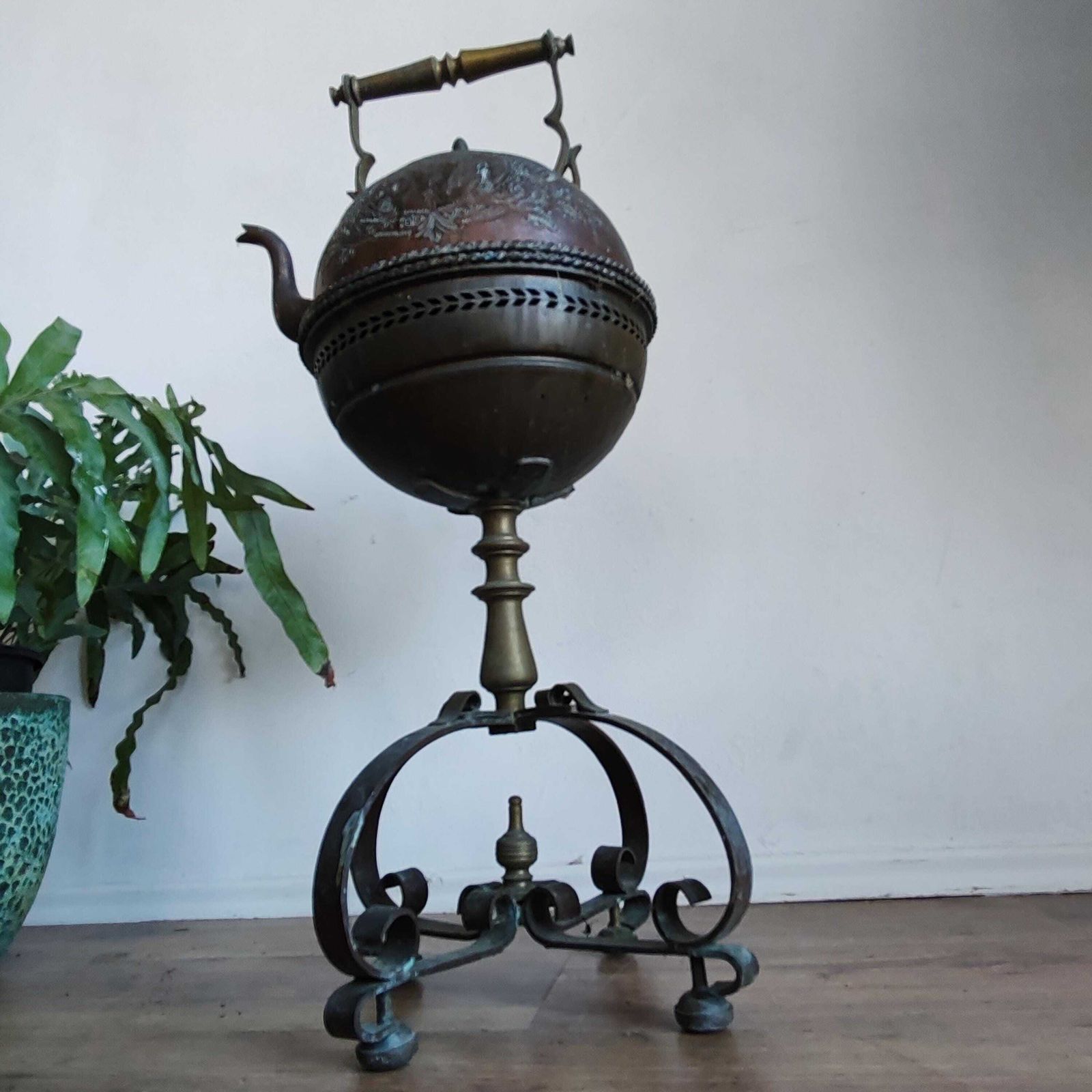 Rare 1920s French Copper Kettle & Warmer Stand Belle époque Antique, Watertight Ornate Courtyard Find From Grasse France Stunning Functional photo Home Decor