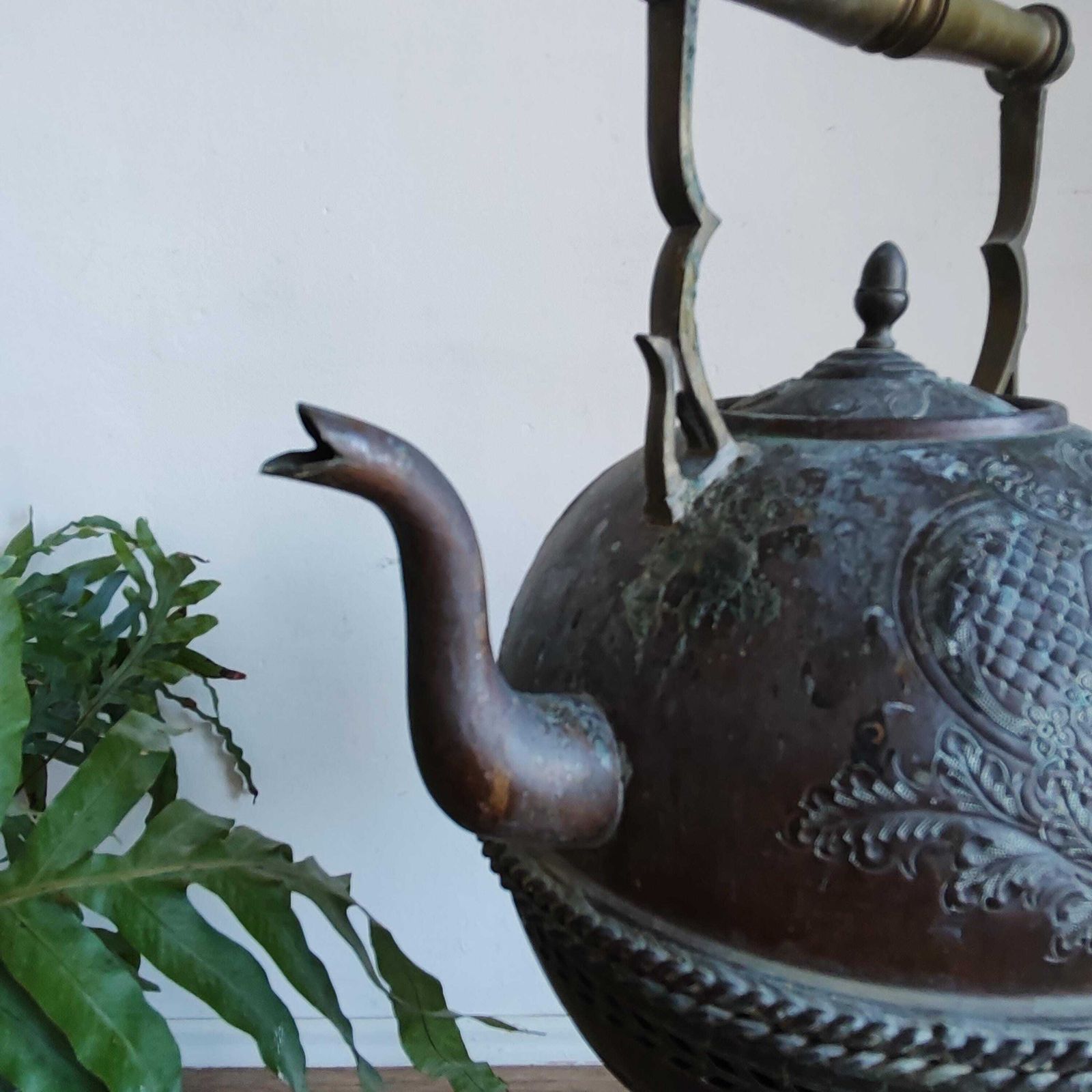 Rare 1920s French Copper Kettle & Warmer Stand Belle époque Antique, Watertight Ornate Courtyard Find From Grasse France Stunning Functional photo vinterior