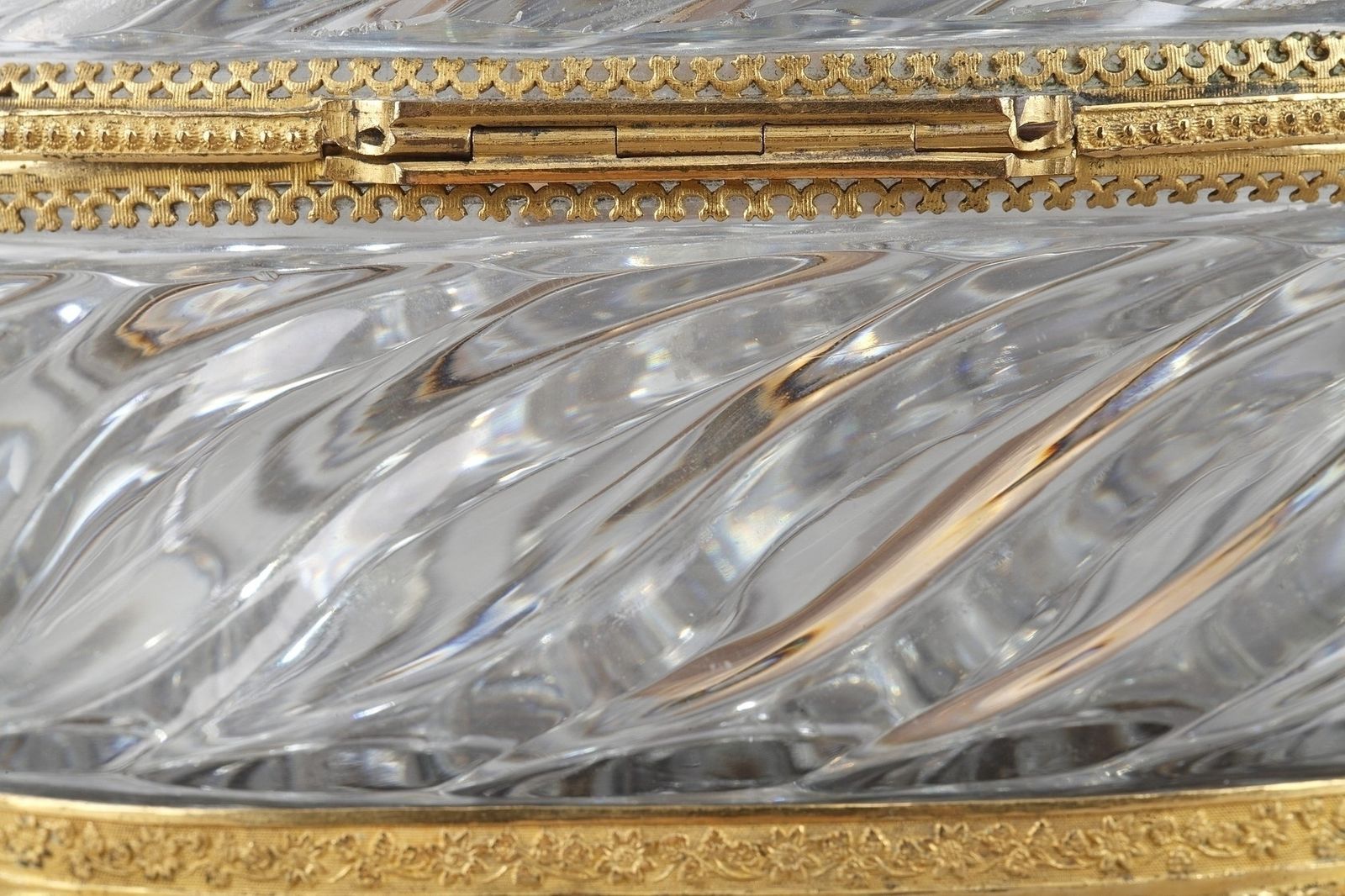 photo furniture Coffret à bijoux d'époque Charles X en cristal taillé et ormolu