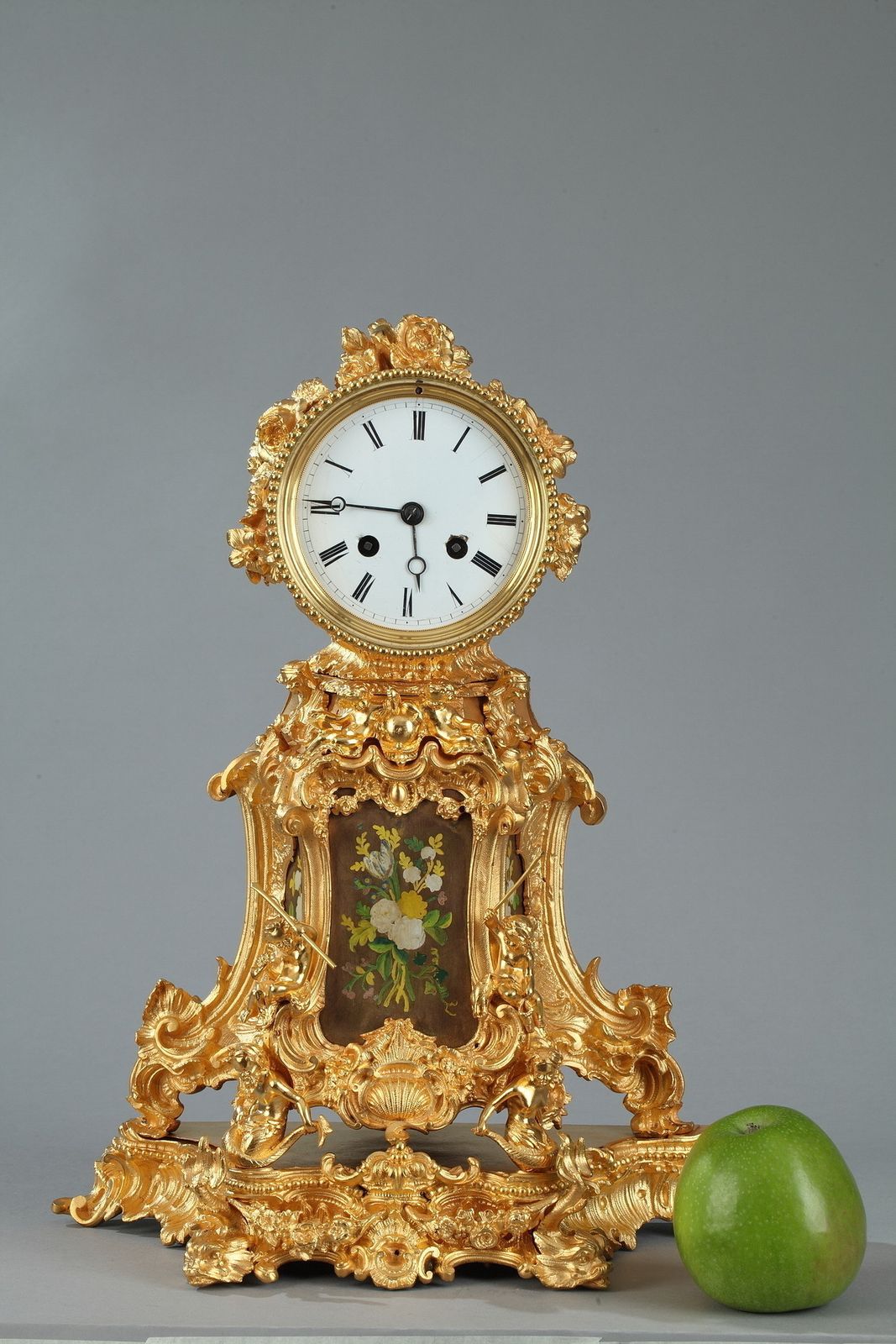 Pendule de cheminée rocaille en ormolu à décor floral, fin du XIXe siècle photo furniture
