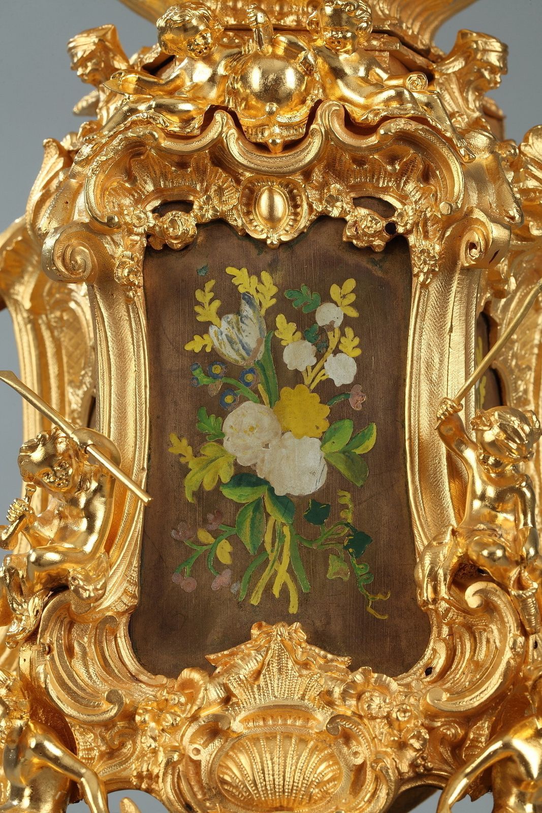Pendule de cheminée rocaille en ormolu à décor floral, fin du XIXe siècle photo for sale