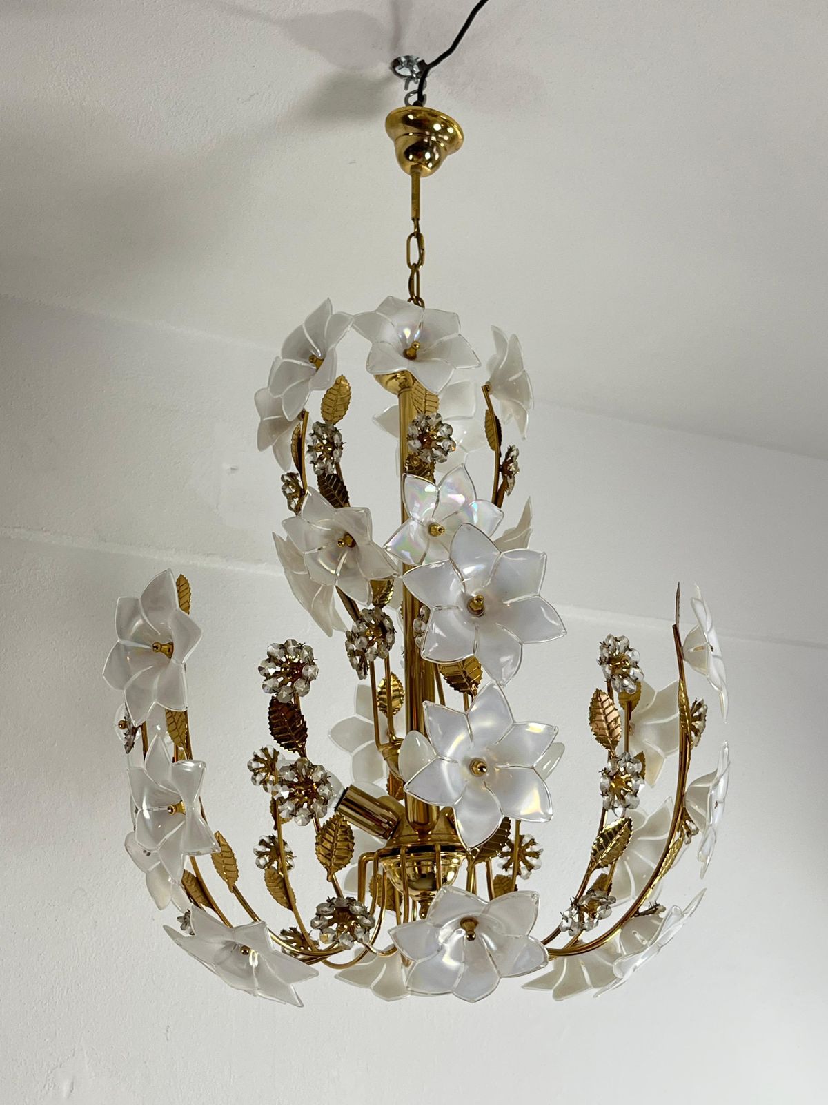photo furniture Mid Century 5 Light Murano Glass Flower Chandelier, 1960s