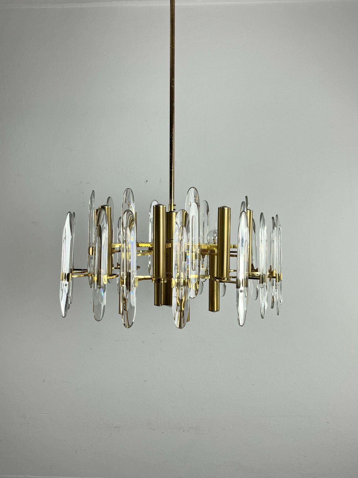 Italian Mid Century Sciolari 12 Light Brass And Crystal Chandelier photo vinterior