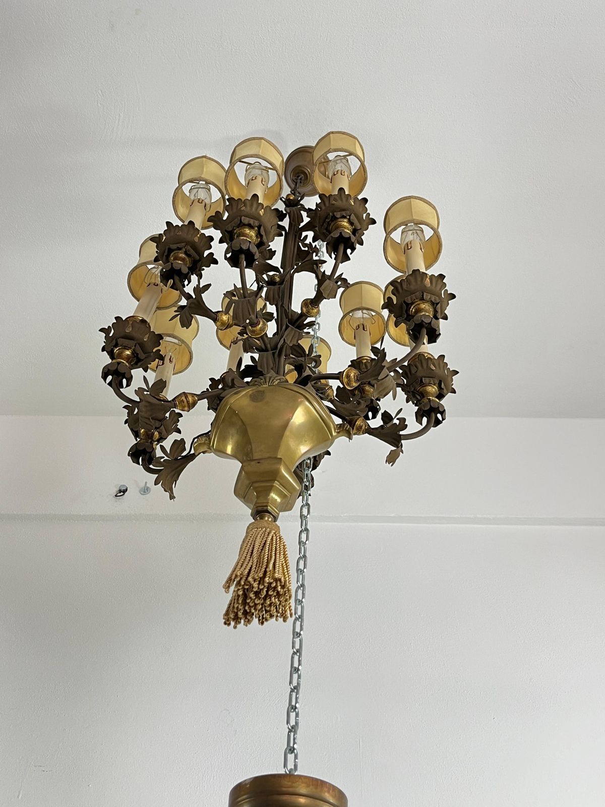 photo furniture Prestigious Set Of 2 French 10 Light Chandeliers In Wrought Iron And Brass, 1980