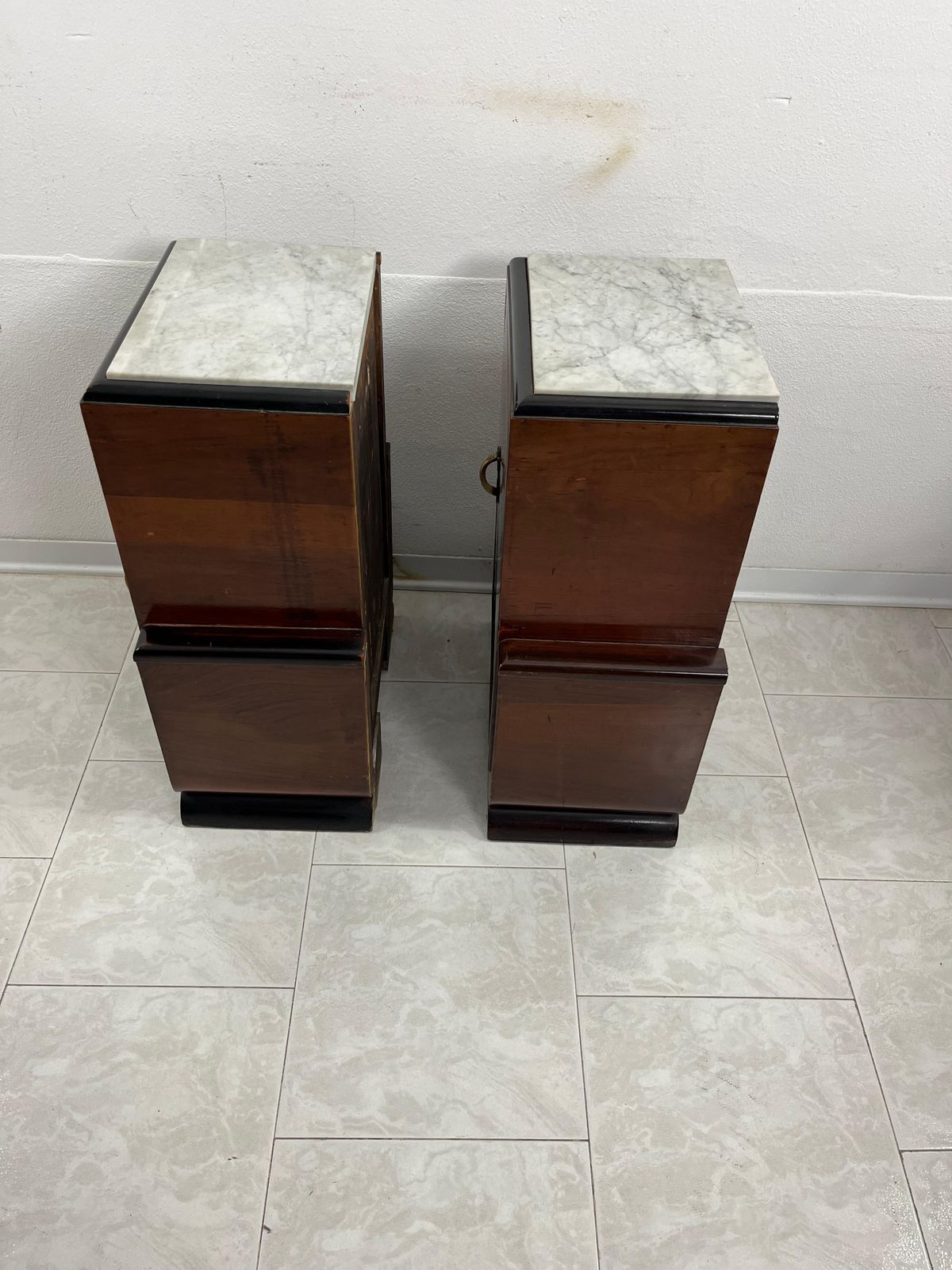 photo furniture Set Of 2 Italian Art Deco Bedside Tables With Marble Top, 1930s