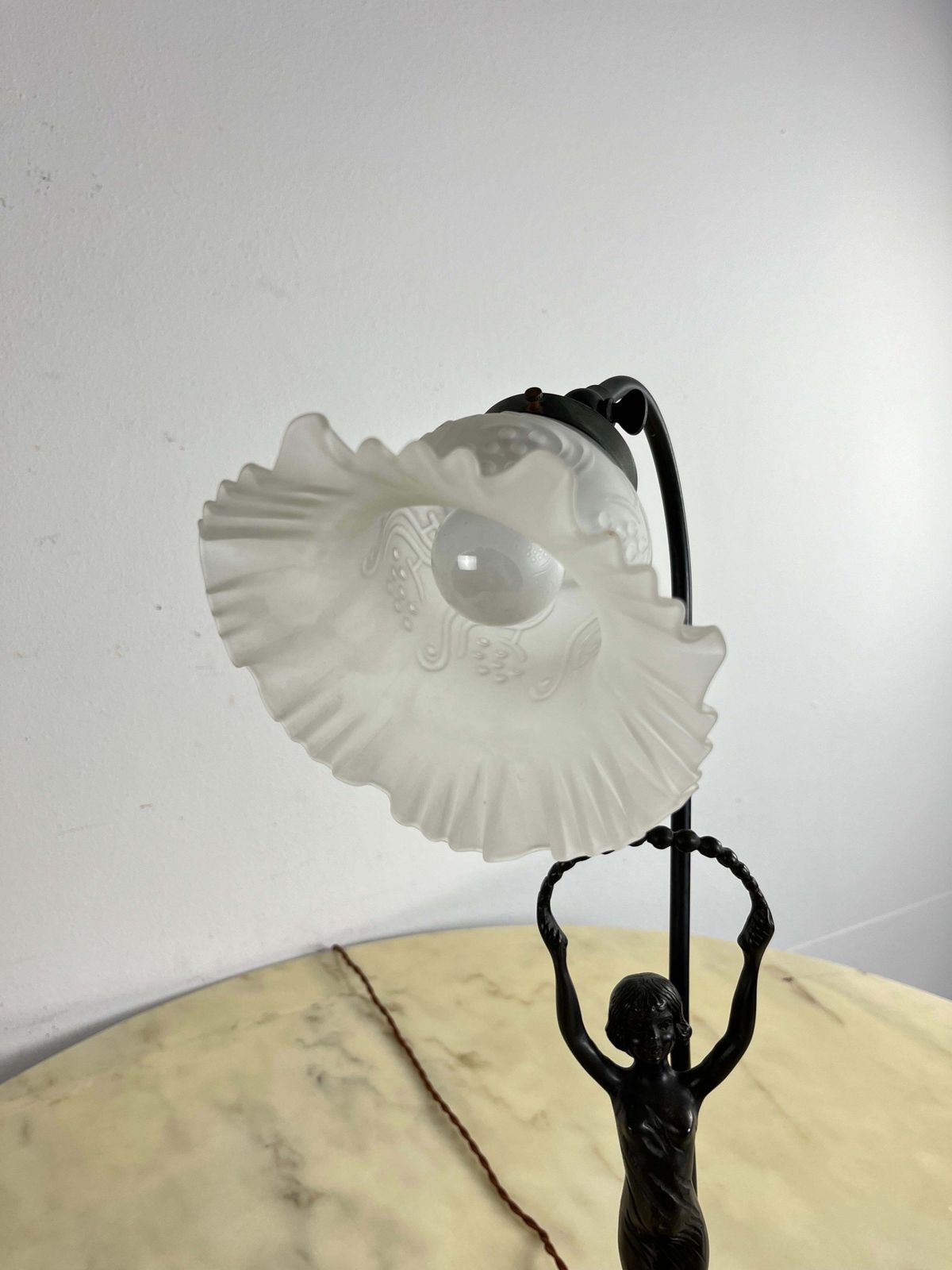 photo vintage Table Lamp With Art Deco Bronze Statuette And White Art Glass Tulip Bowl 1940s