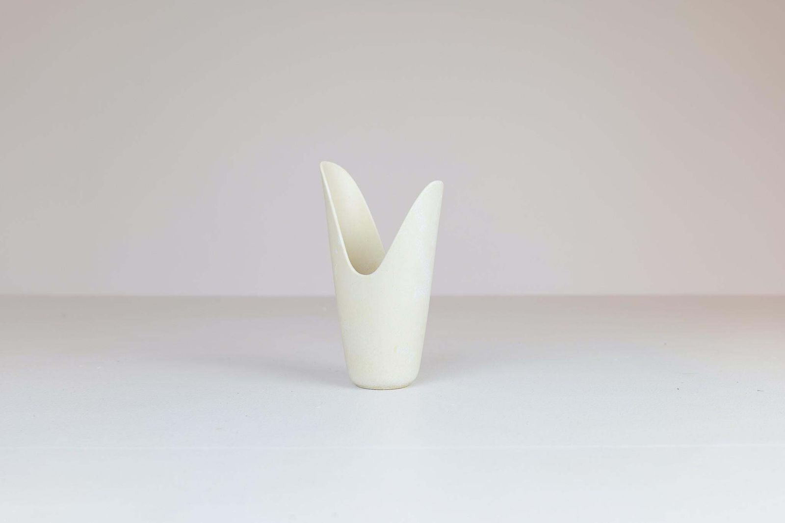 Midcentury Modern White "Pike Mouth" Vase Rörstrand By Gunnar Nylund, Sweden photo for sale