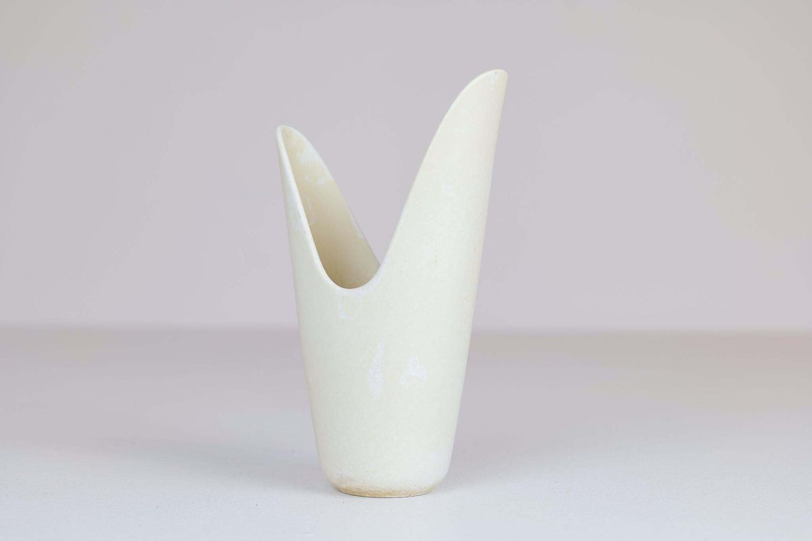 photo furniture Midcentury Modern White "Pike Mouth" Vase Rörstrand By Gunnar Nylund, Sweden