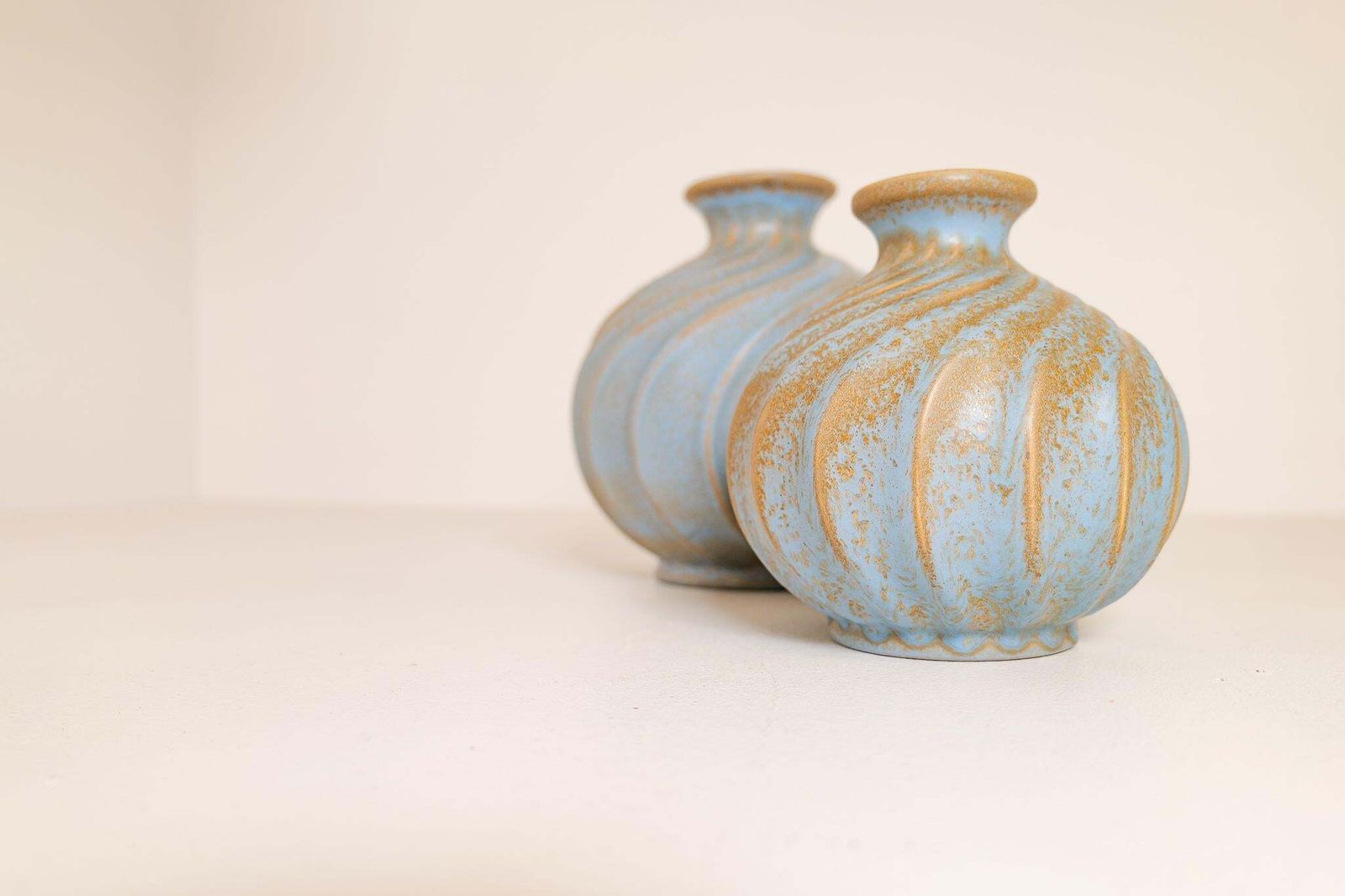 Midcentury Pair Of Ceramic Vases "Turkos", Ewald Dahlskog , Bo Fajans, Sweden photo vinterior