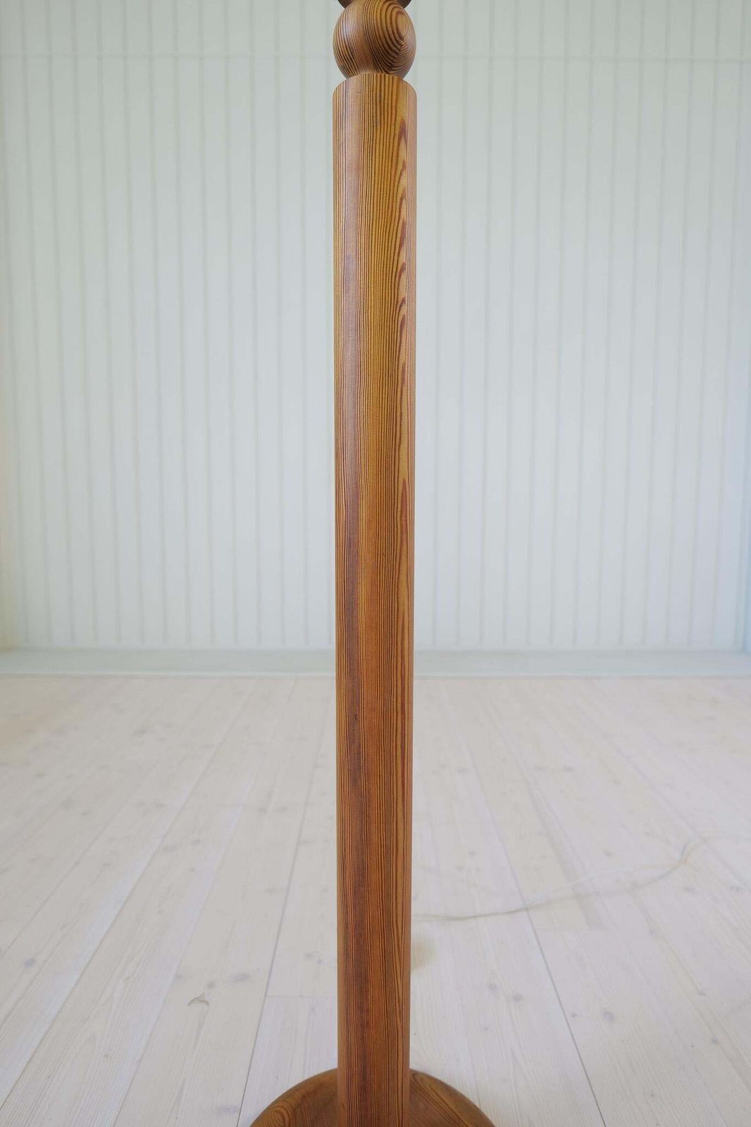 Scandinavian Modern Sculptural Floor Lamp In Pine Uno Kristiansson, Sweden 1970s photo vinterior