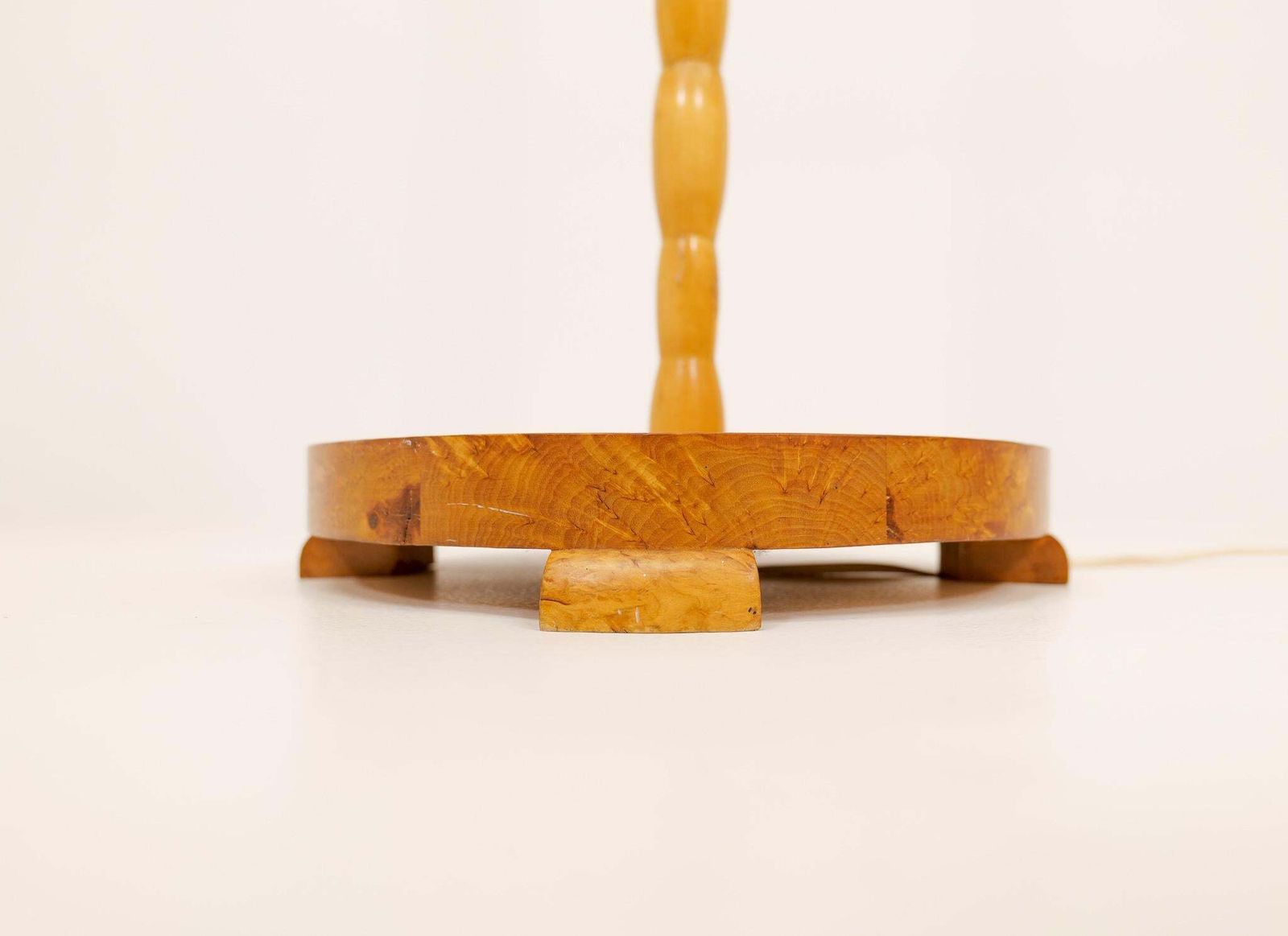 photo vinterior Midcentury Organic Floor Lamp In Birch And Brass Sweden, 1950s